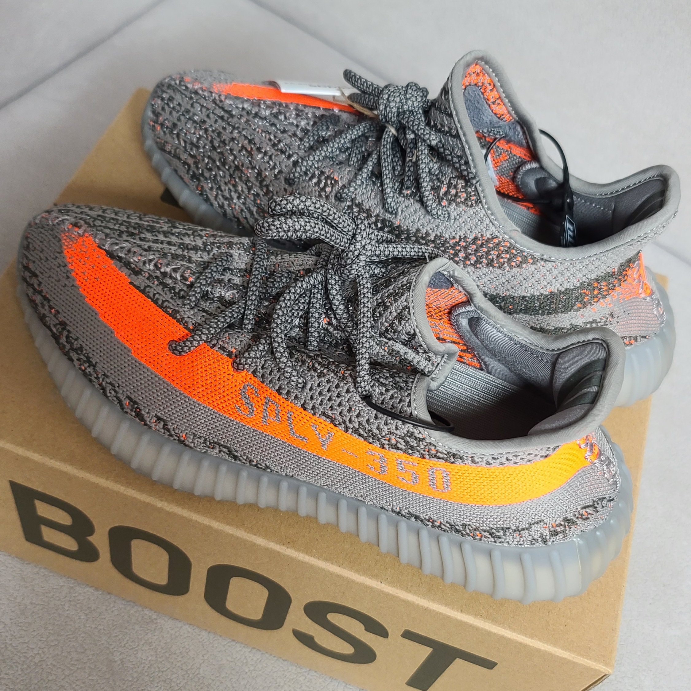 Adidas Yeezy Boost 350 V2 Beluga - Reflective 착용 스타일 - 1
