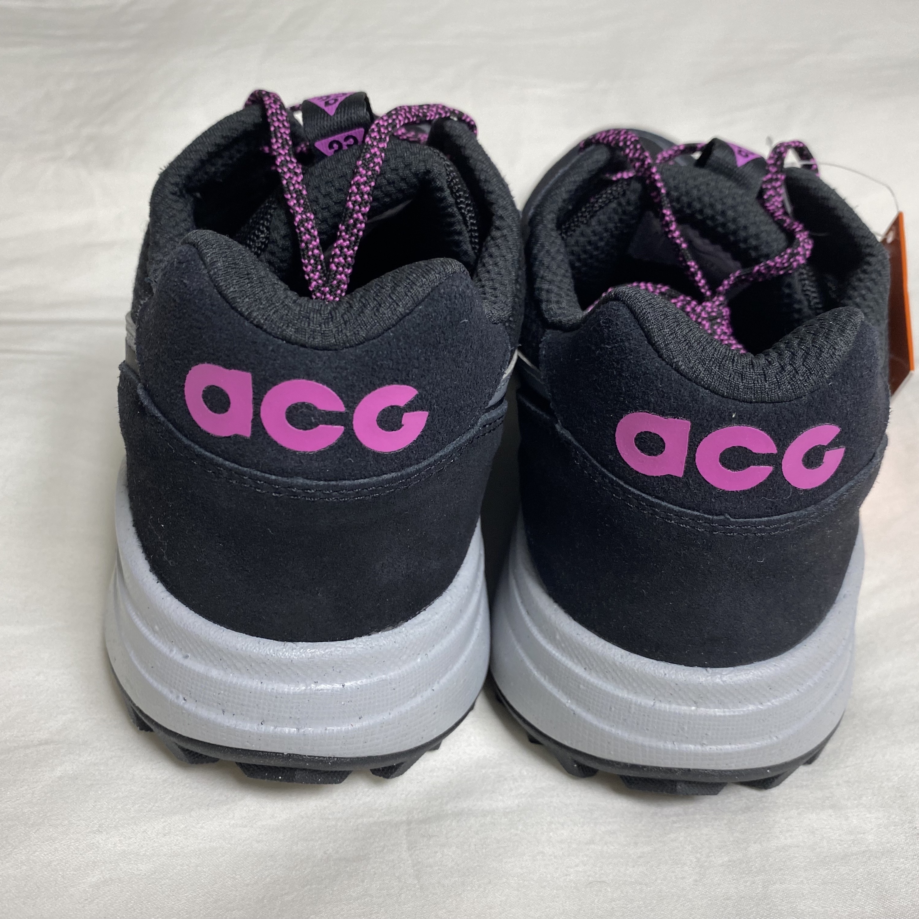 Nike ACG Lowcate Black and Cool Grey 착용 스타일 - 5