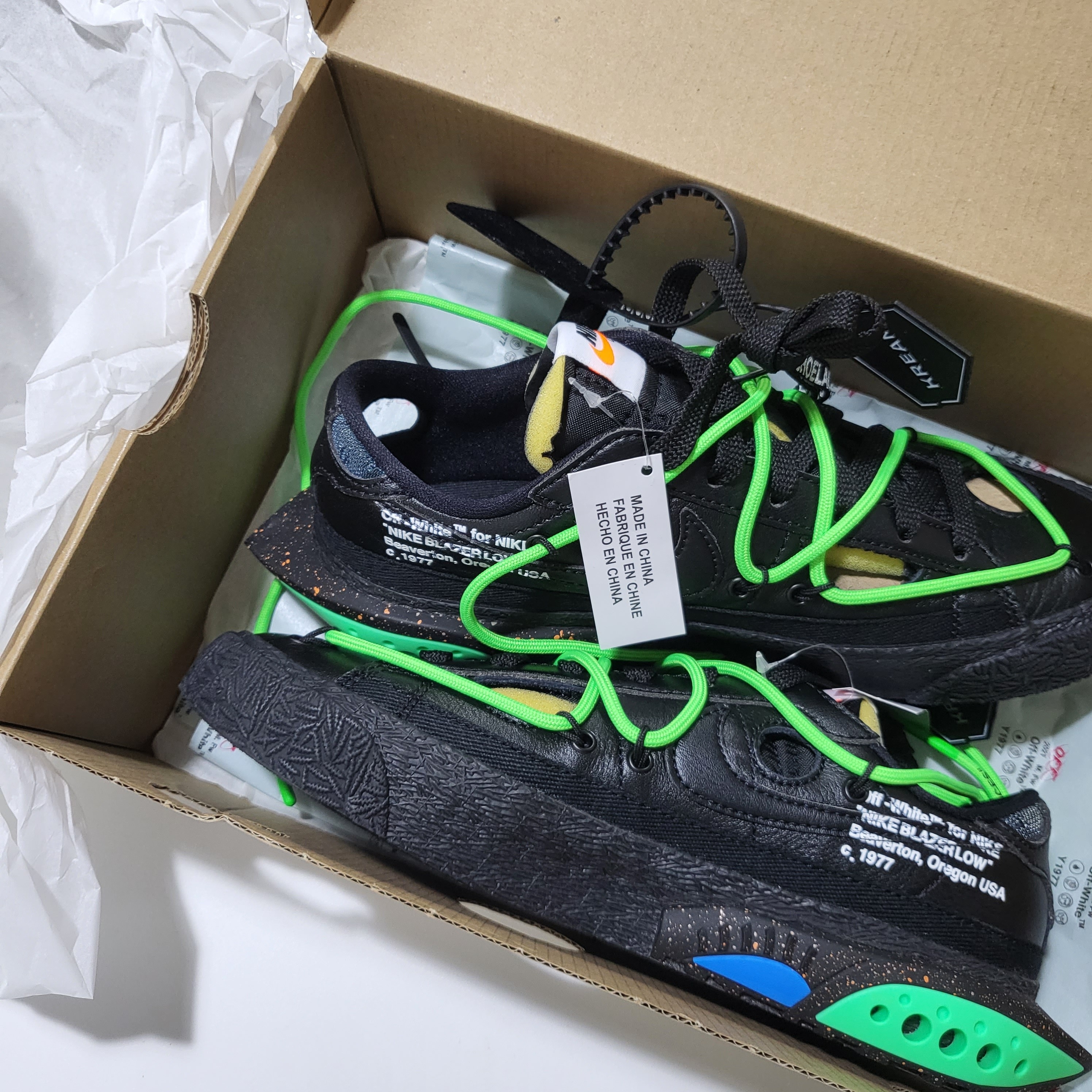 Nike x Off-White Blazer Low '77 Black and Electro Green 착용 스타일