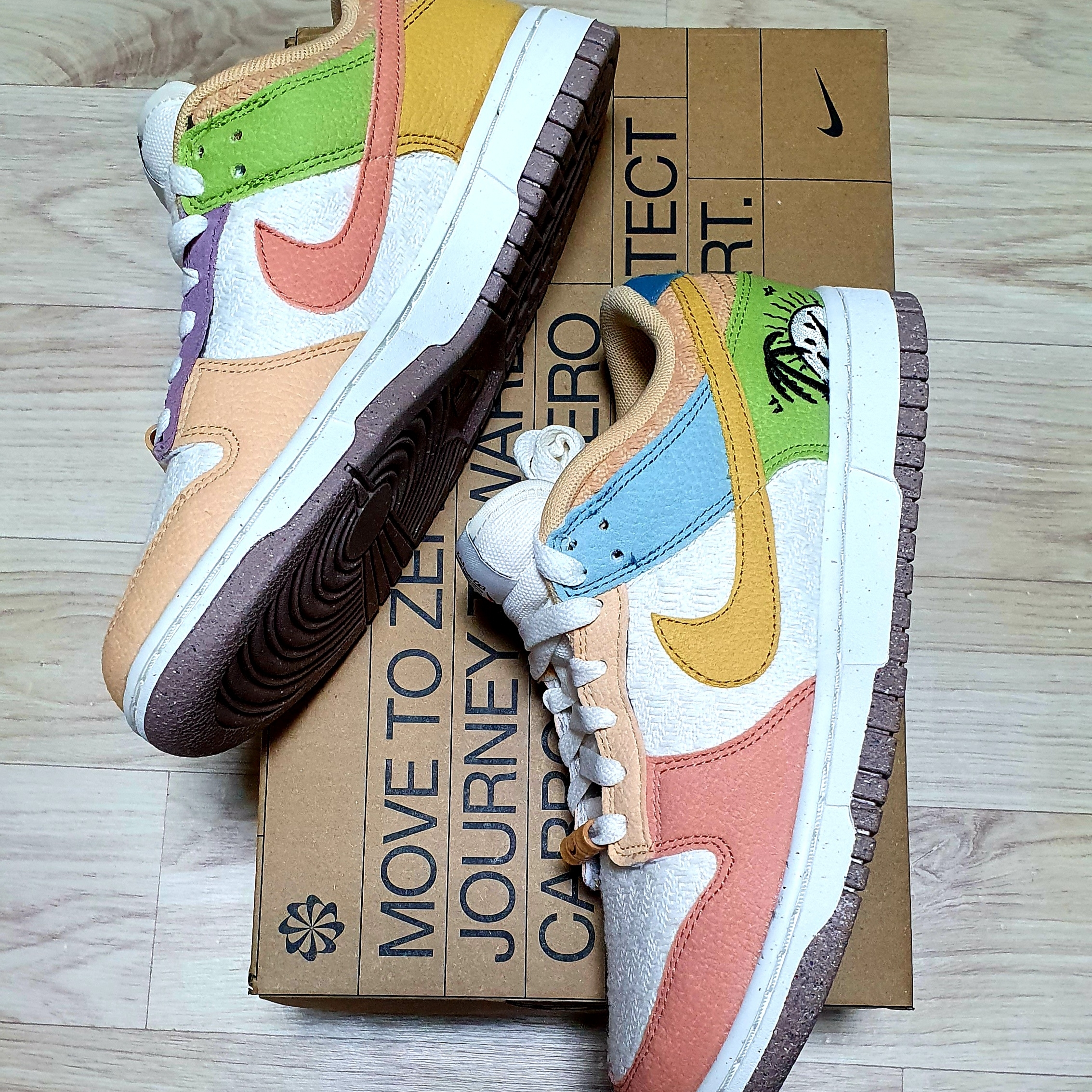 (W) Nike Dunk Low SE Sun Club Sanded Gold 착용 스타일 - 1