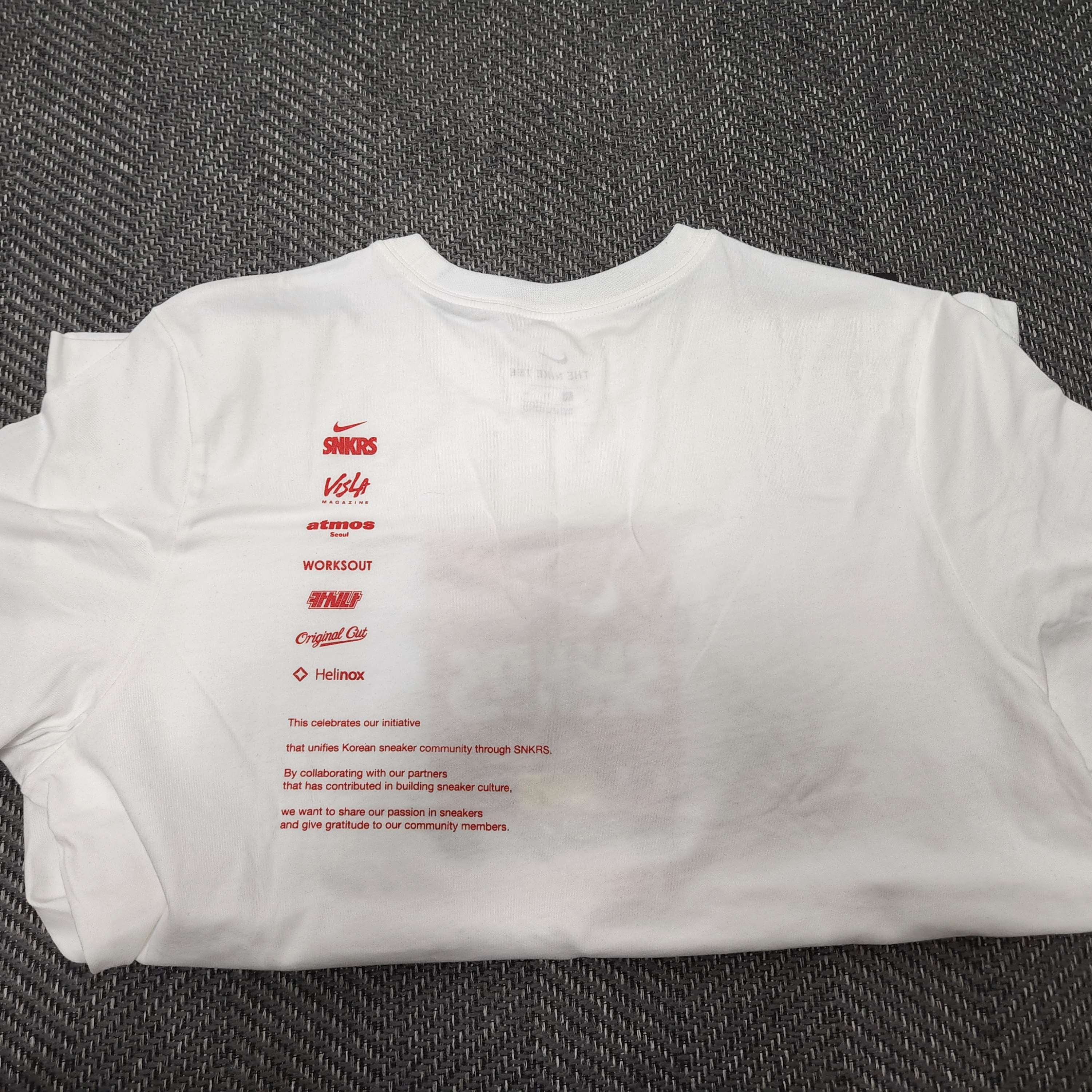 Nike SNKRS 4th Anniversary Members Only T-Shirt White (CZ6366-100) 착용 스타일 - 2