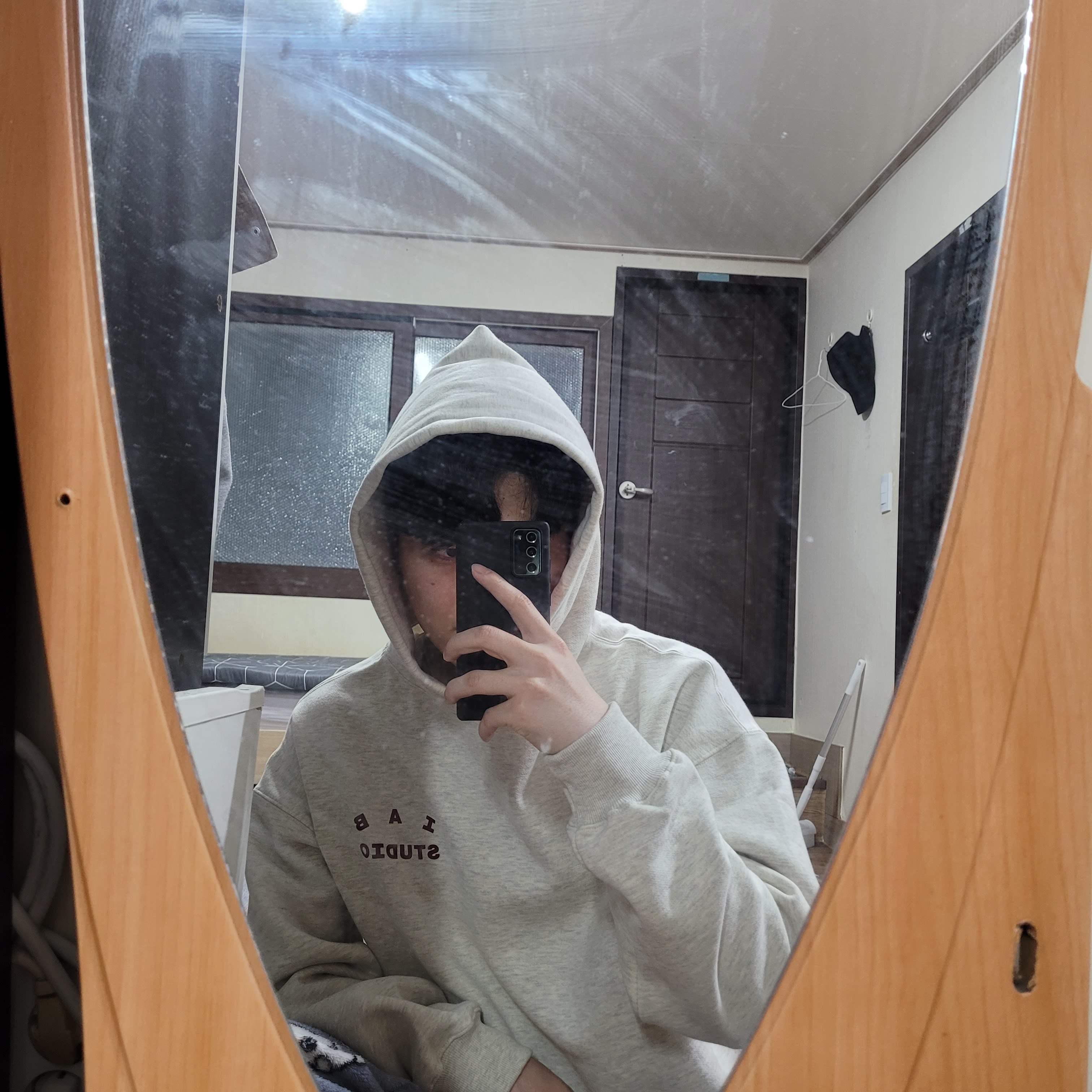 IAB Studio Hoodie Oatmeal Burgundy 착용 스타일