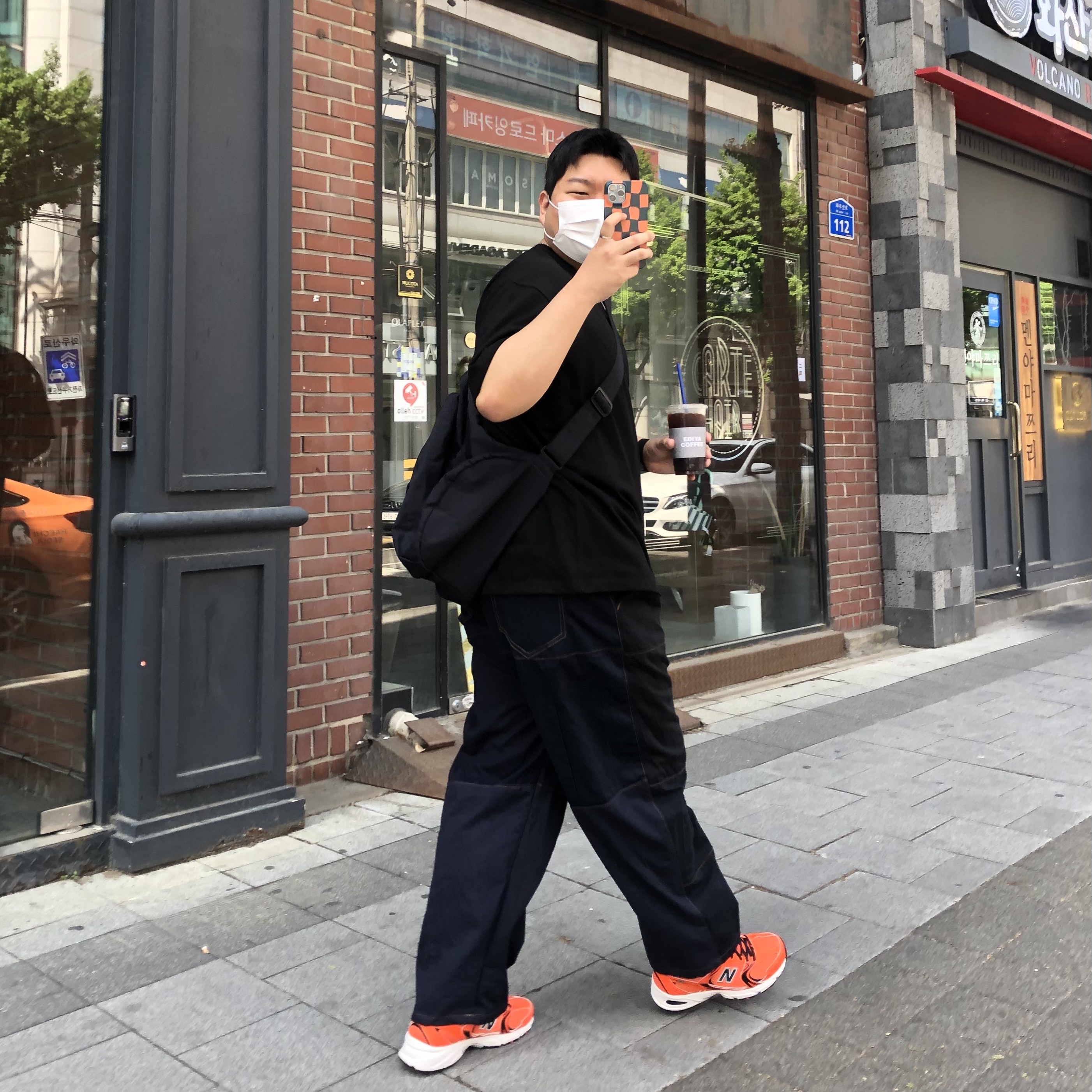 New Balance 530 Neon Orange 착용 스타일
