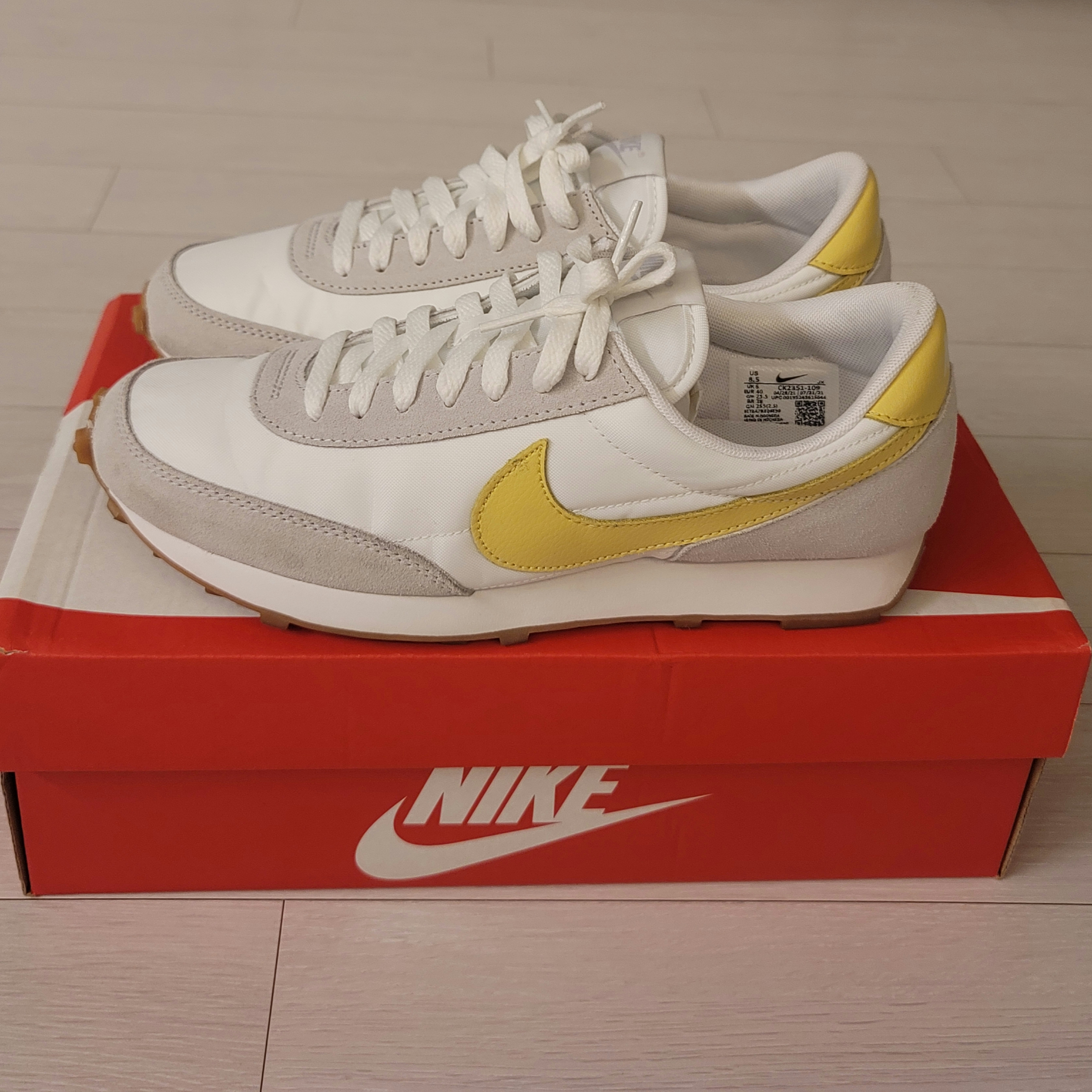 (W) Nike Daybreak Summit White Saturn Gold 착용 스타일 - 1
