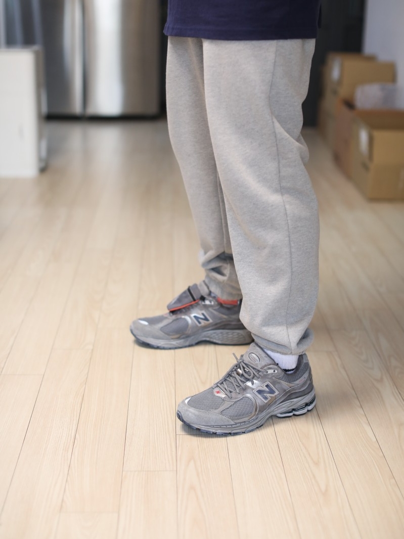 New Balance 2002R Premium Vintage Grey 착용 스타일 - 3