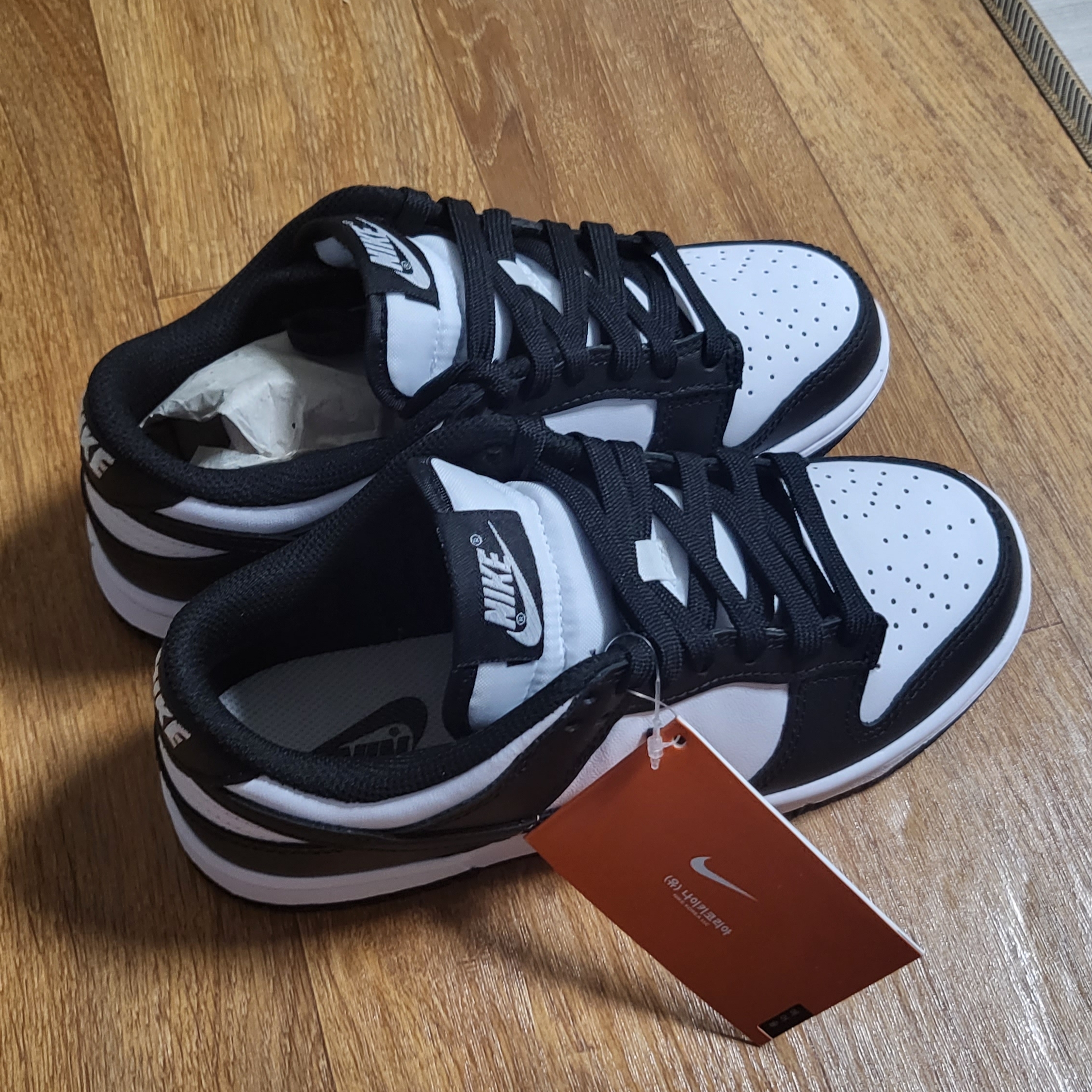 (W) Nike Dunk Low Black 착용 스타일 - 1