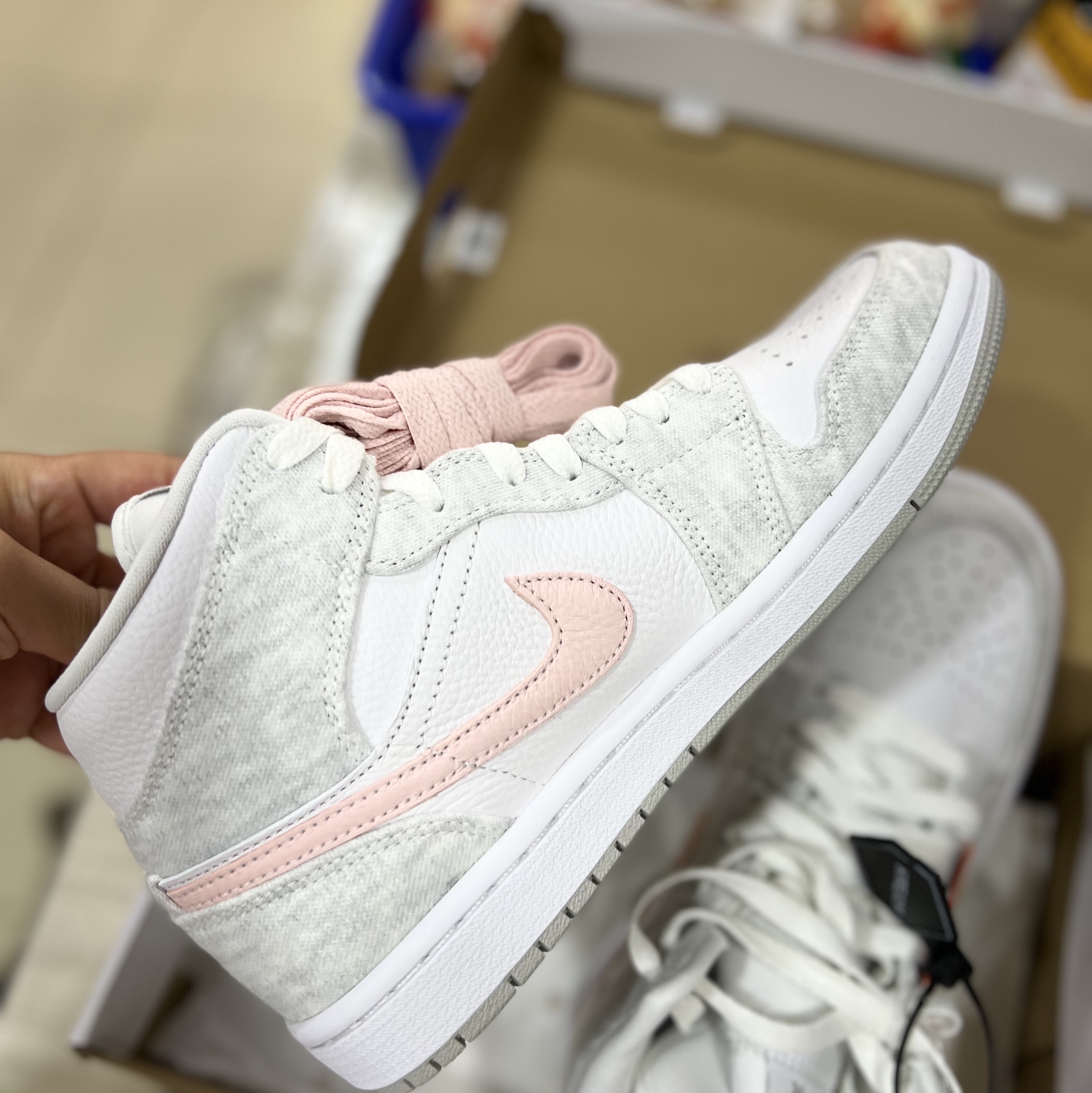 (W) Jordan 1 Mid SE Light Iron Ore 착용 스타일 - 3