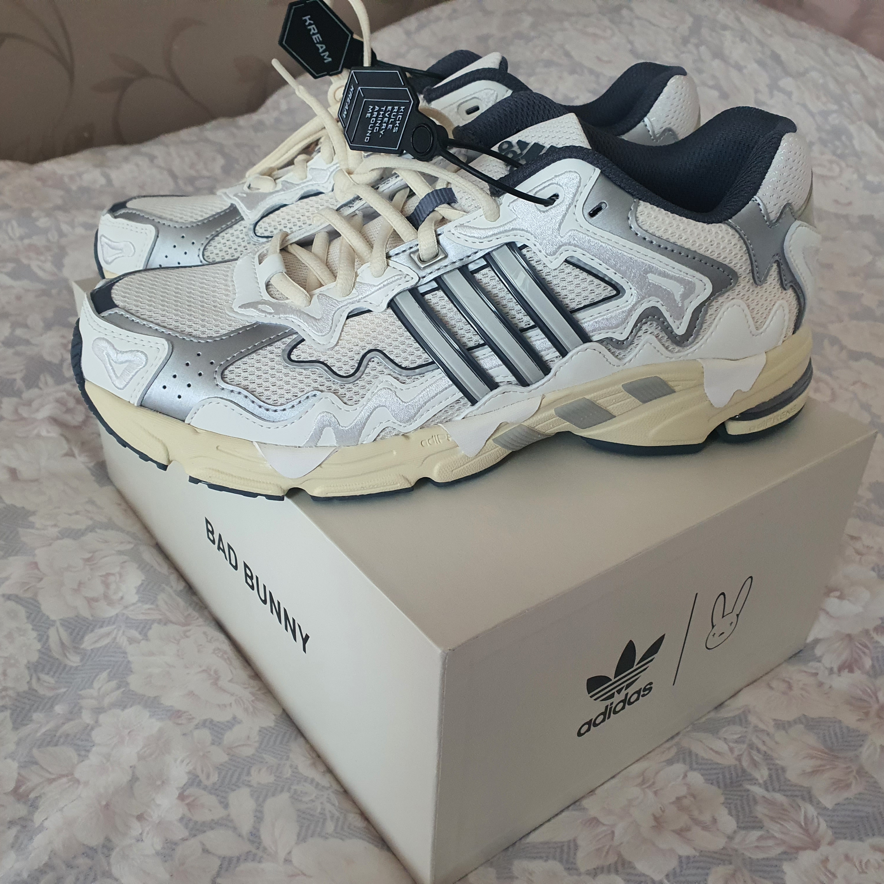 Adidas x Bad Bunny Response CL White Sand 착용 스타일