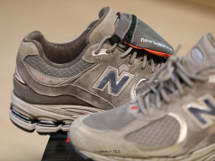 New Balance 2002R Premium Vintage Grey 착용 스타일 - 3
