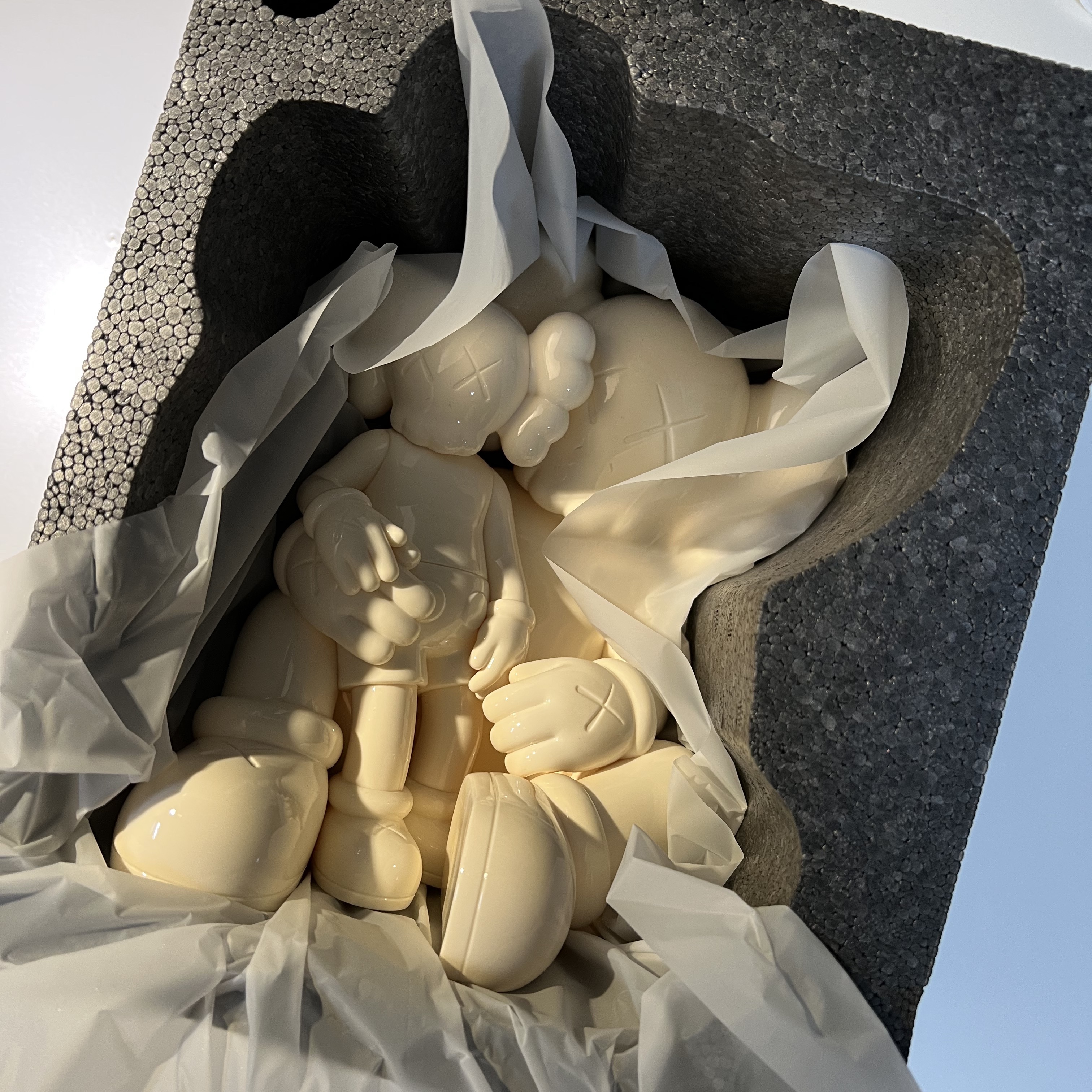 Kaws Holiday Changbai Mountain Vinyl Figure Snowy White 착용 스타일 - 3
