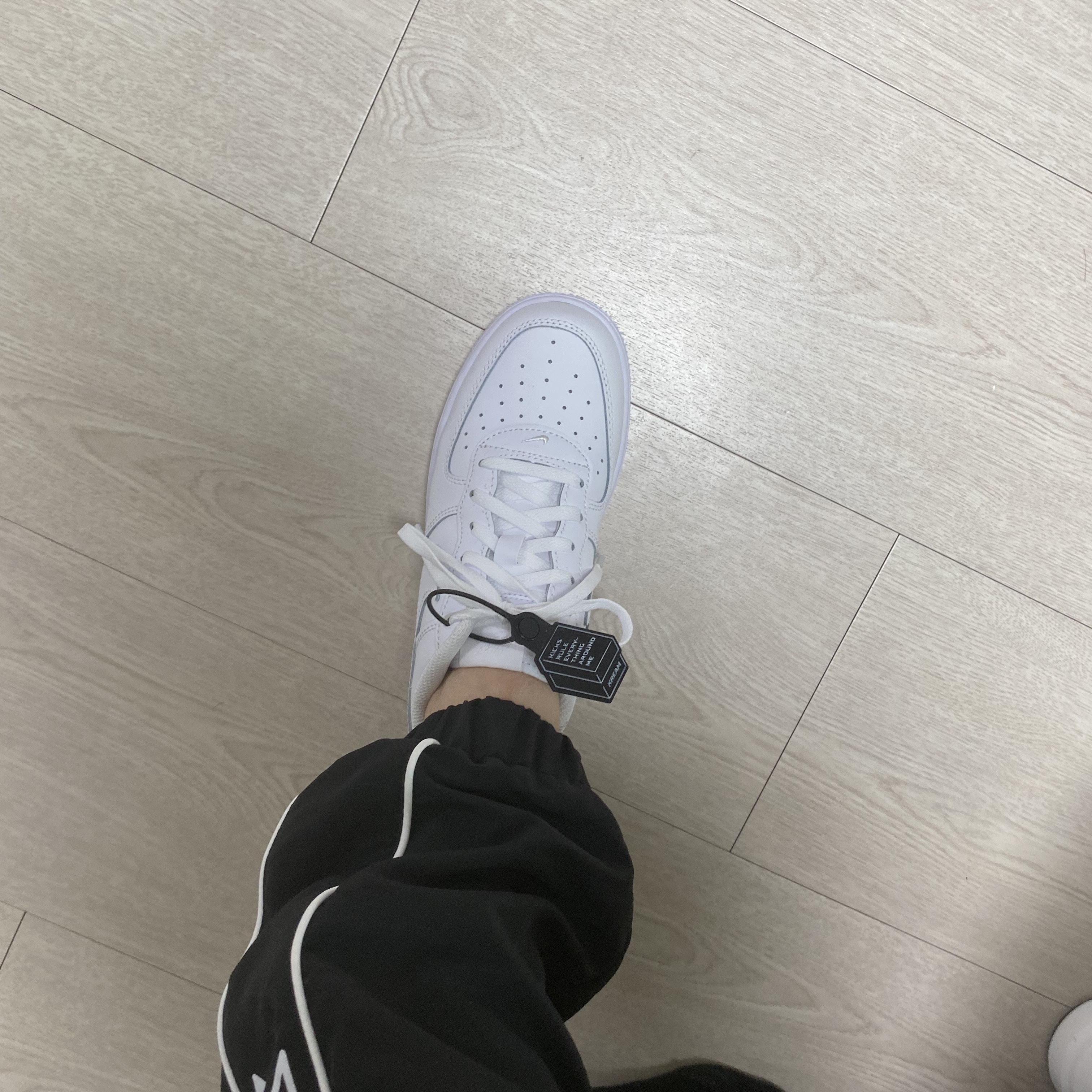 (PS) Nike Force 1 LE Triple White 착용 스타일
