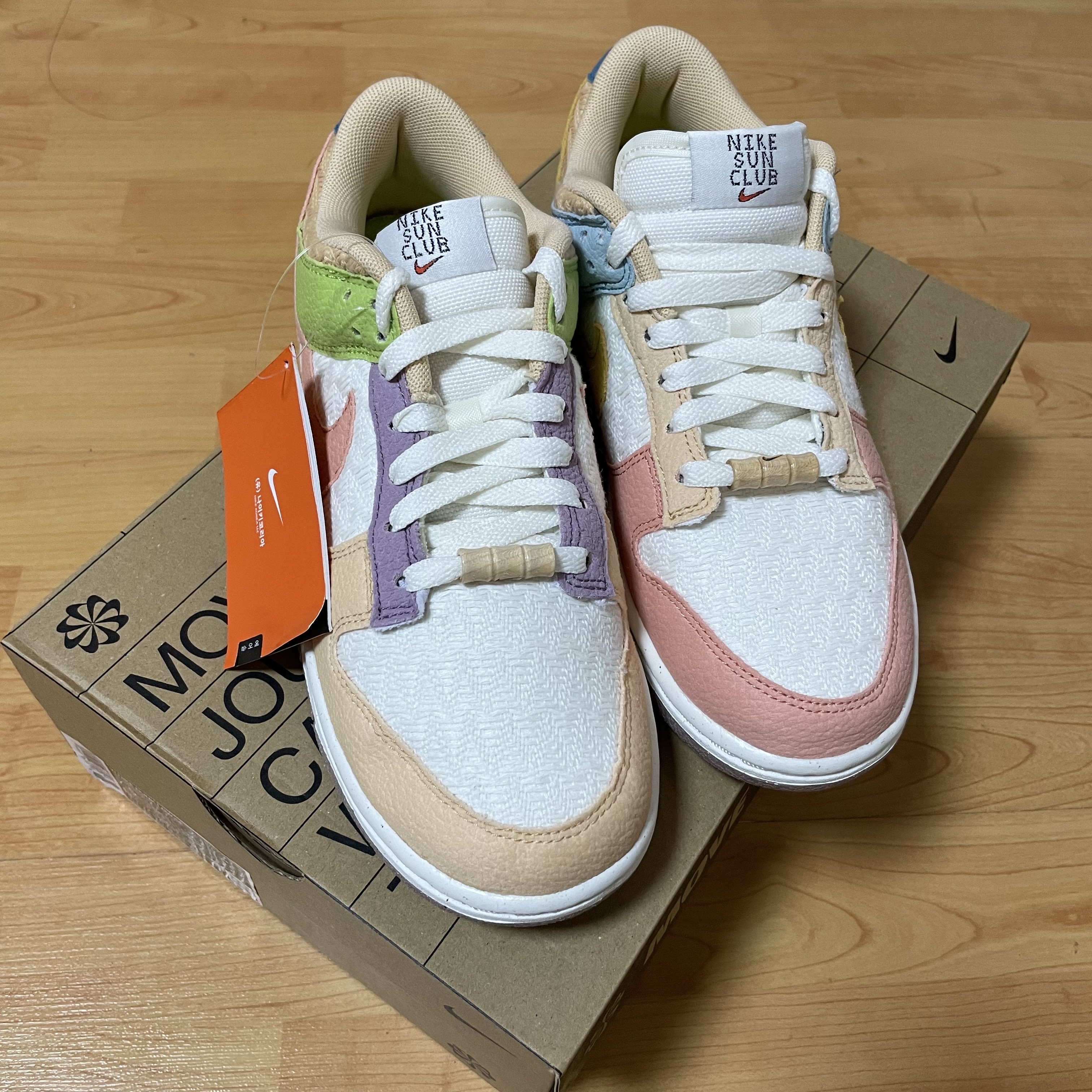 (W) Nike Dunk Low SE Sun Club Sanded Gold 착용 스타일 - 1