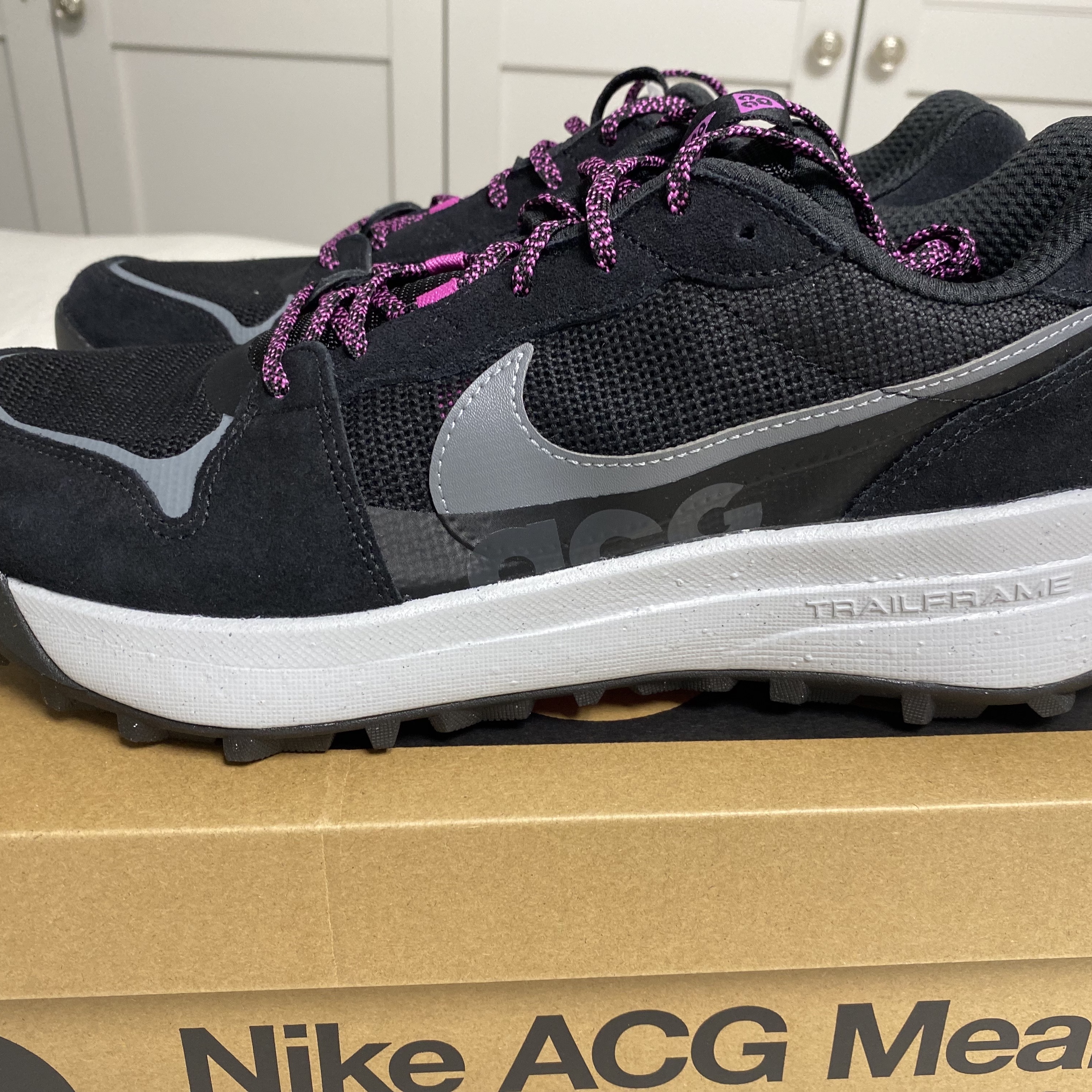 Nike ACG Lowcate Black and Cool Grey 착용 스타일 - 2