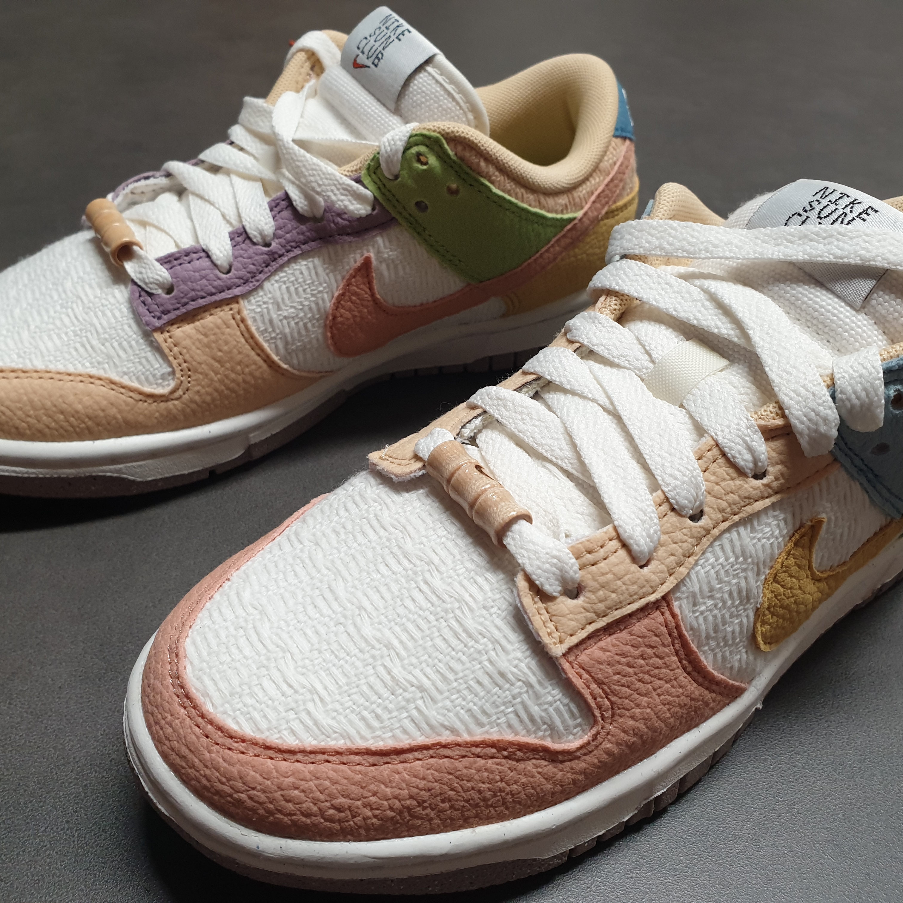 (W) Nike Dunk Low SE Sun Club Sanded Gold 착용 스타일 - 1