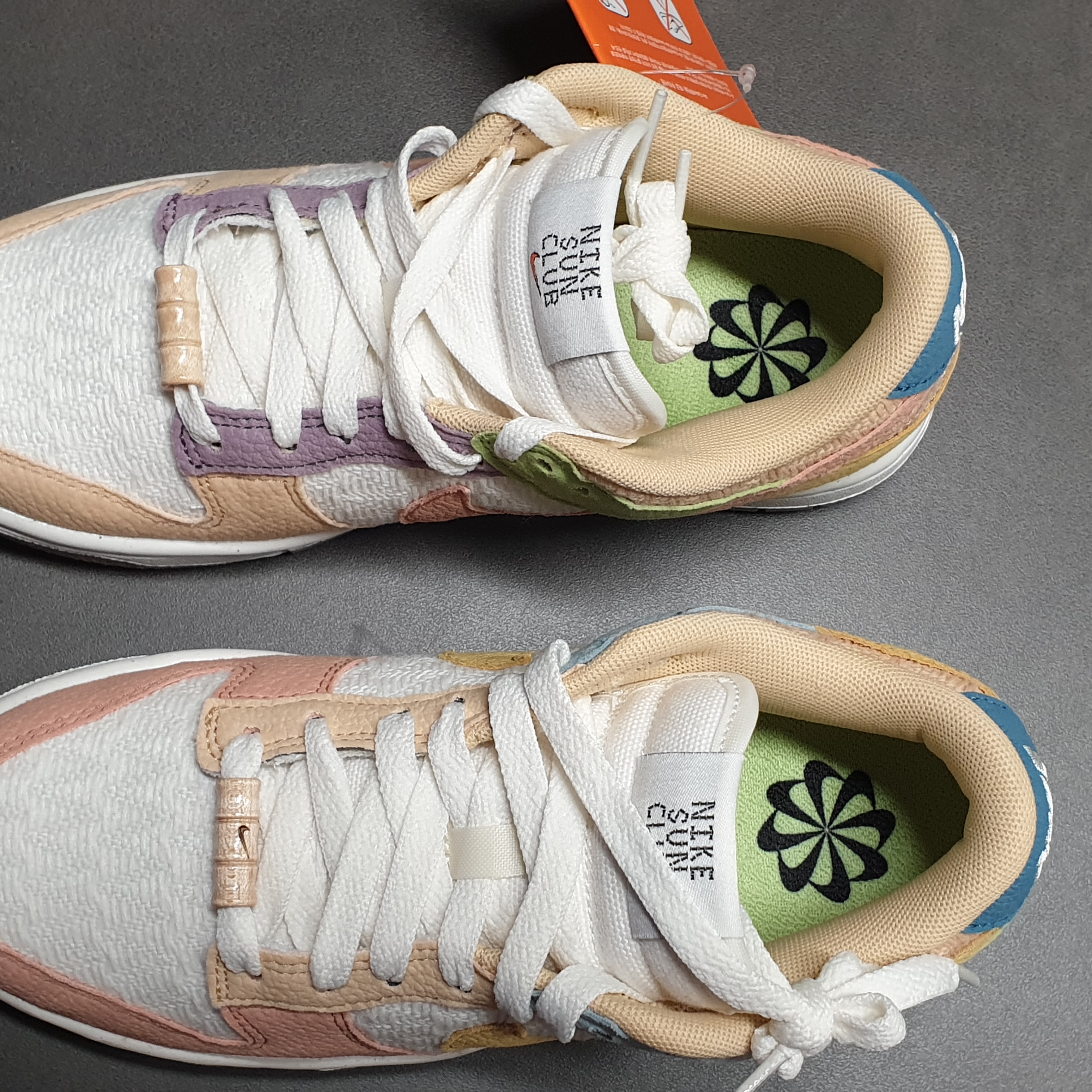 (W) Nike Dunk Low SE Sun Club Sanded Gold 착용 스타일 - 2