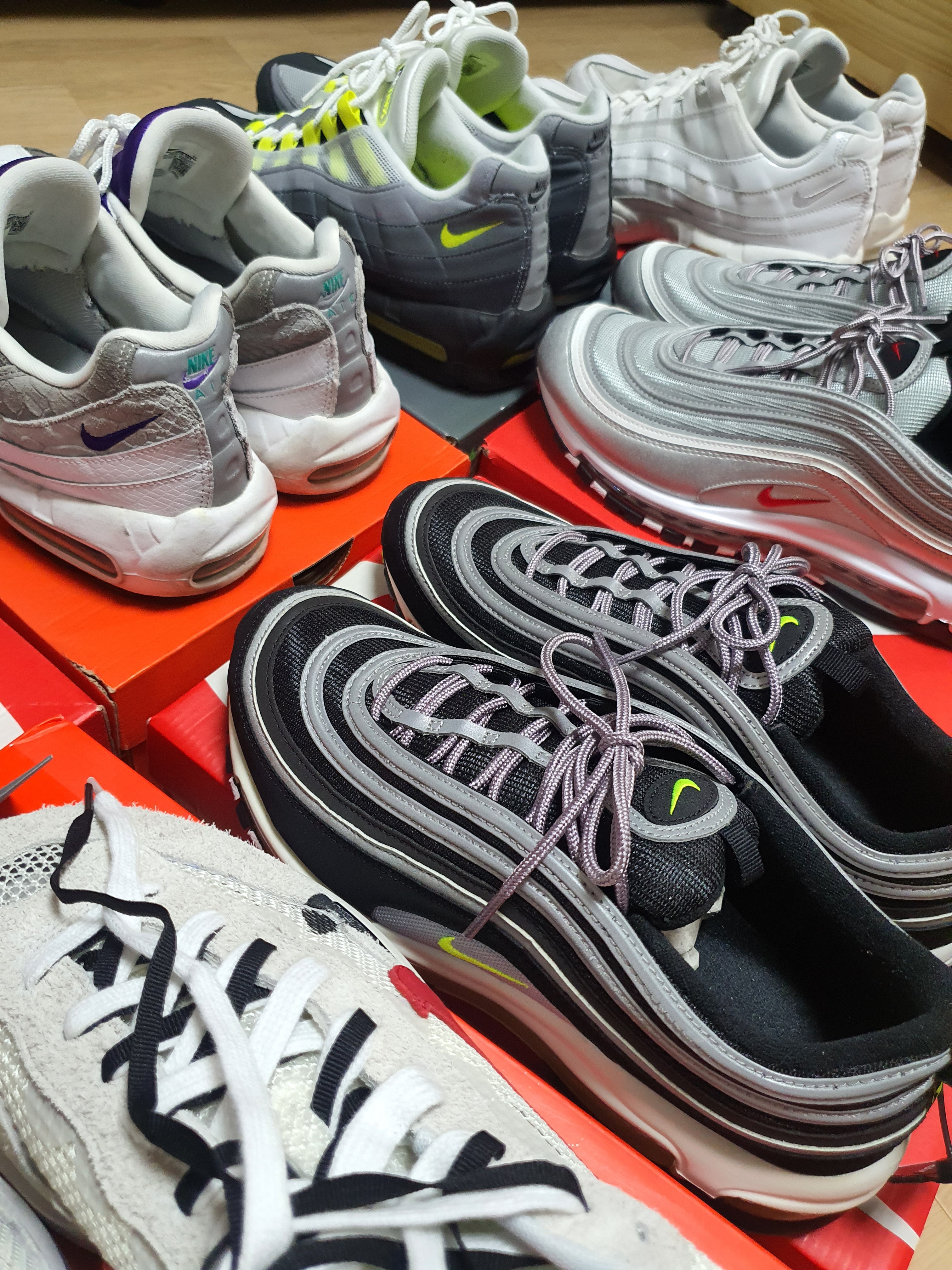 Nike Air Max 97 OG Black Volt Asia, Nike Air Max 95 Grape Snakeskin 착용 스타일 - 5