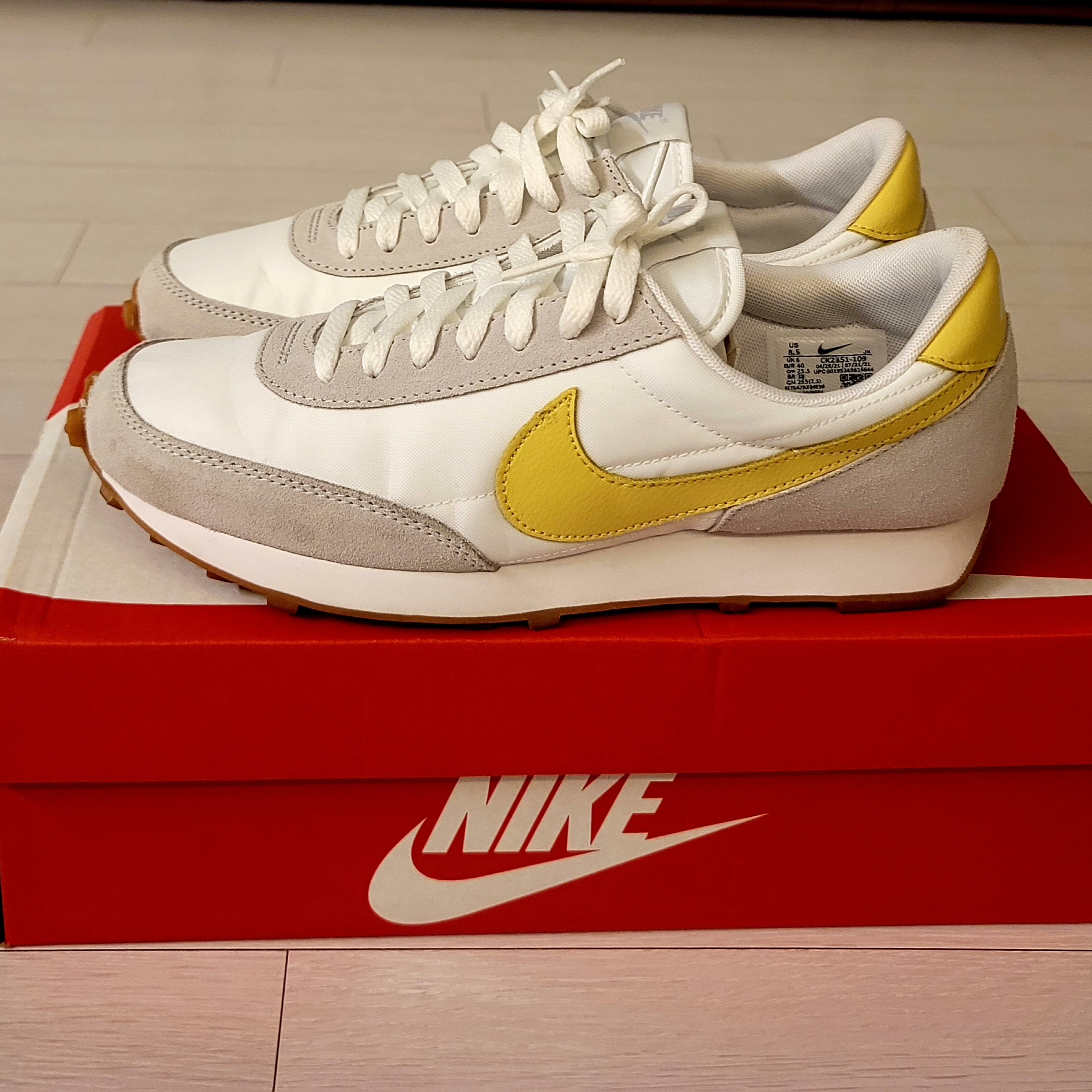 (W) Nike Daybreak Summit White Saturn Gold 착용 스타일 - 2