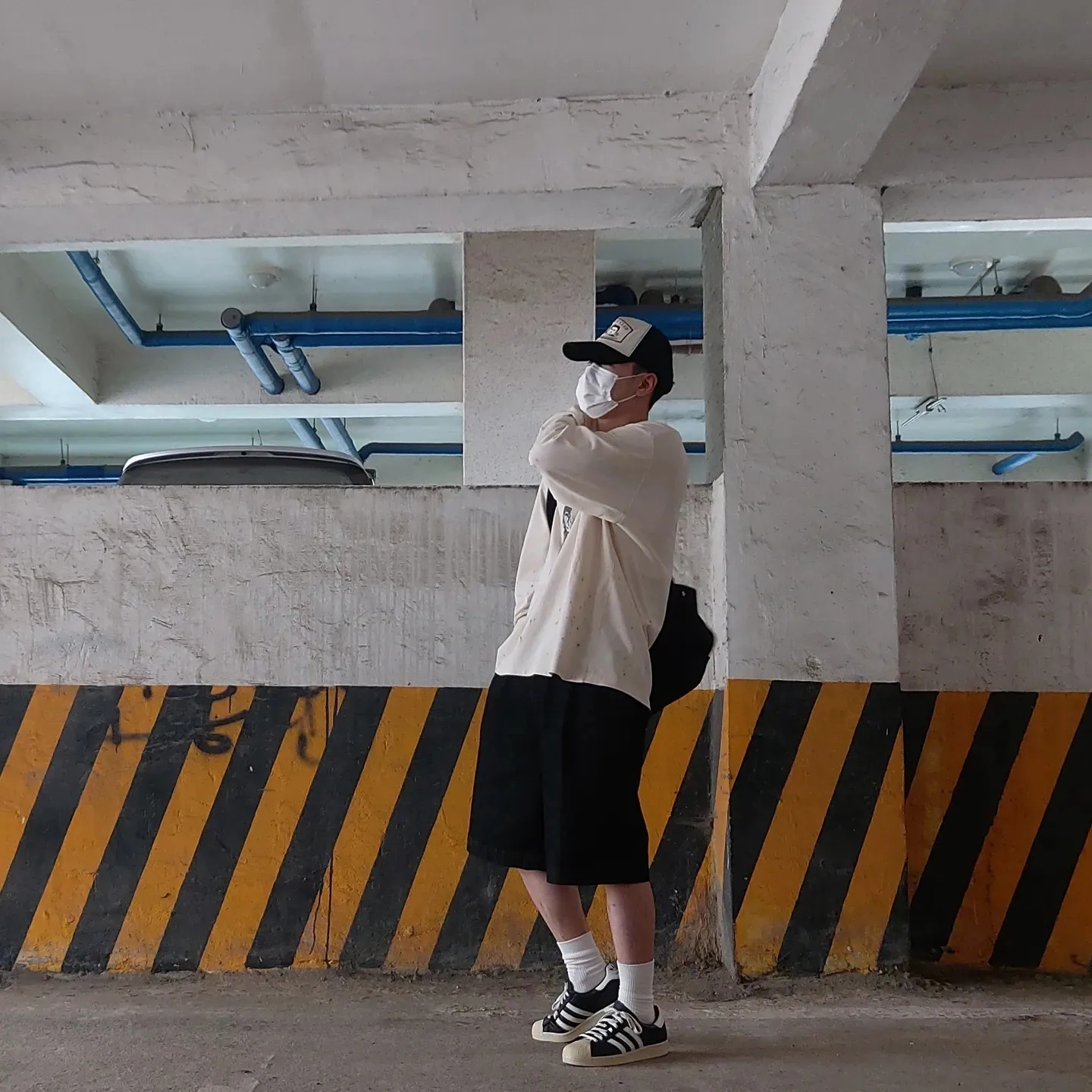Adidas Superstar Premium Black White 착용 스타일