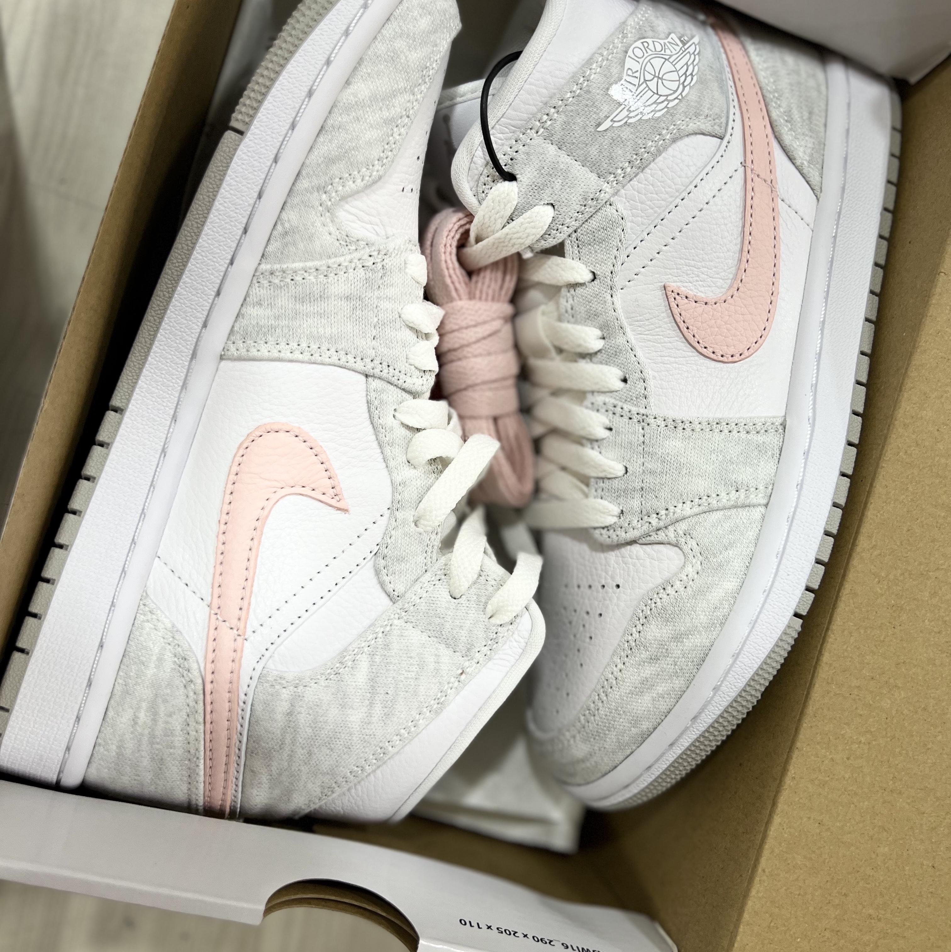 (W) Jordan 1 Mid SE Light Iron Ore 착용 스타일 - 1