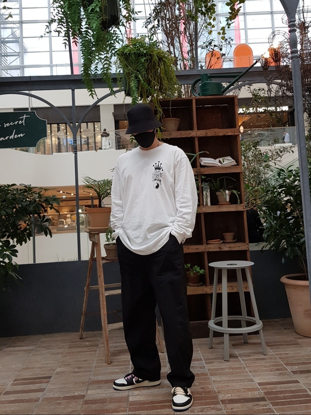Stussy x Our Legacy Crown LS T-Shirt White, Jordan 1 x Travis Scott x Fragment Retro Low OG SP Military Blue 착용 스타일