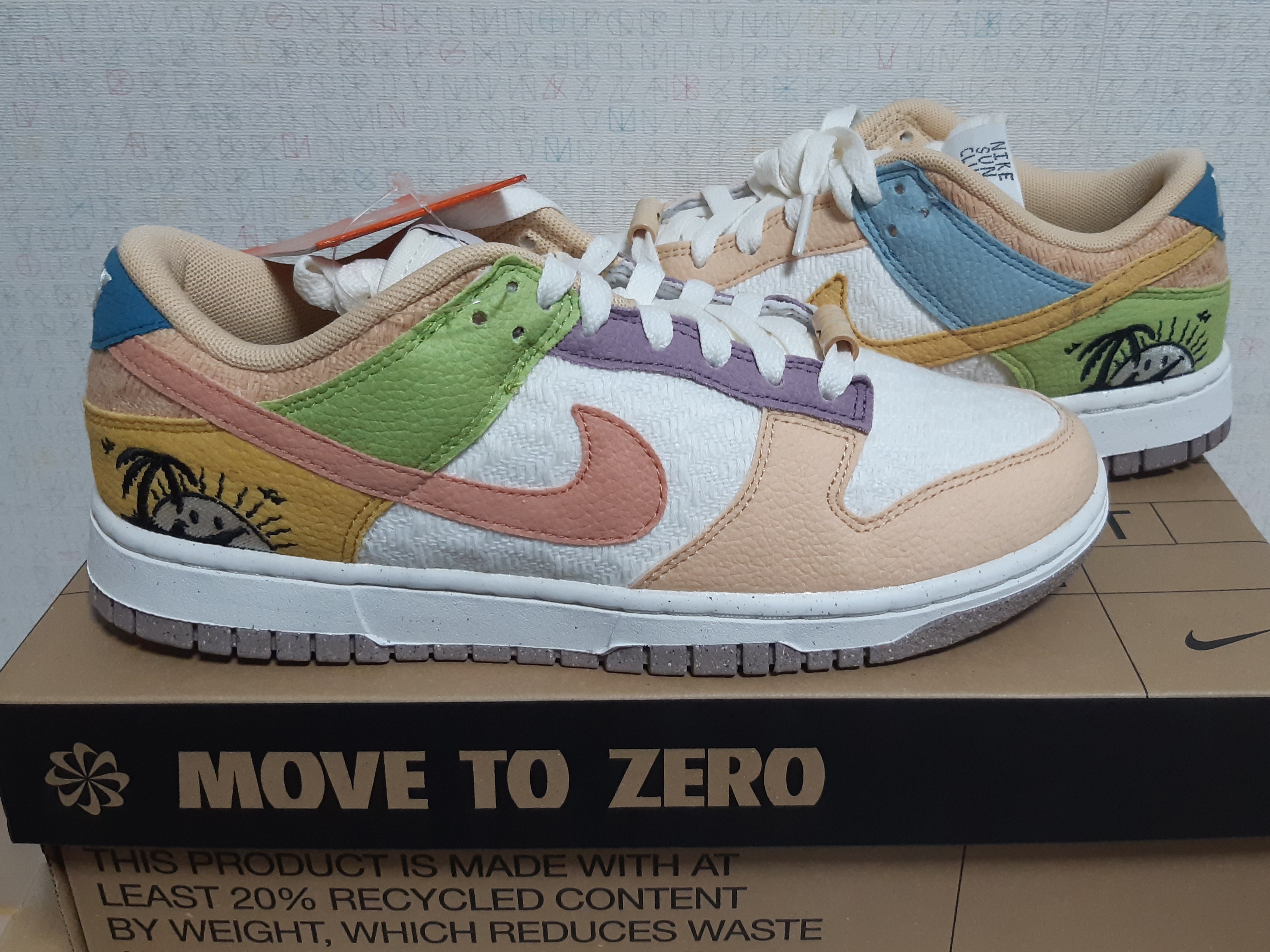 (W) Nike Dunk Low SE Sun Club Sanded Gold 착용 스타일 - 2