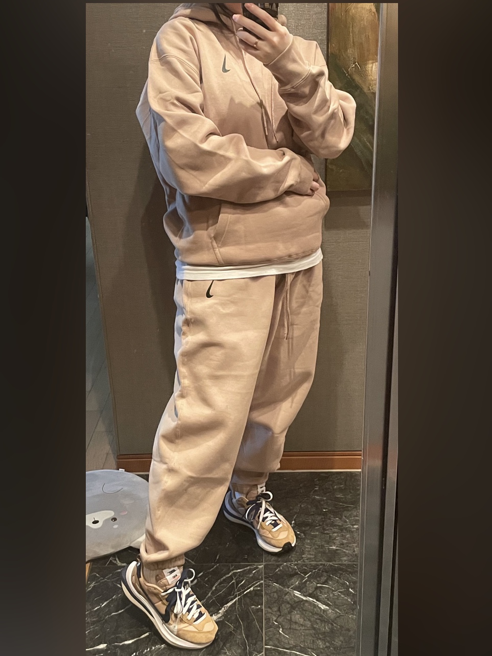 Nike x Billie Eilish NRG Fleece Hoodie Mushroom - Asia, Nike x Billie Eilish NRG Fleece Pants Mushroom - Asia 착용 스타일 - 1