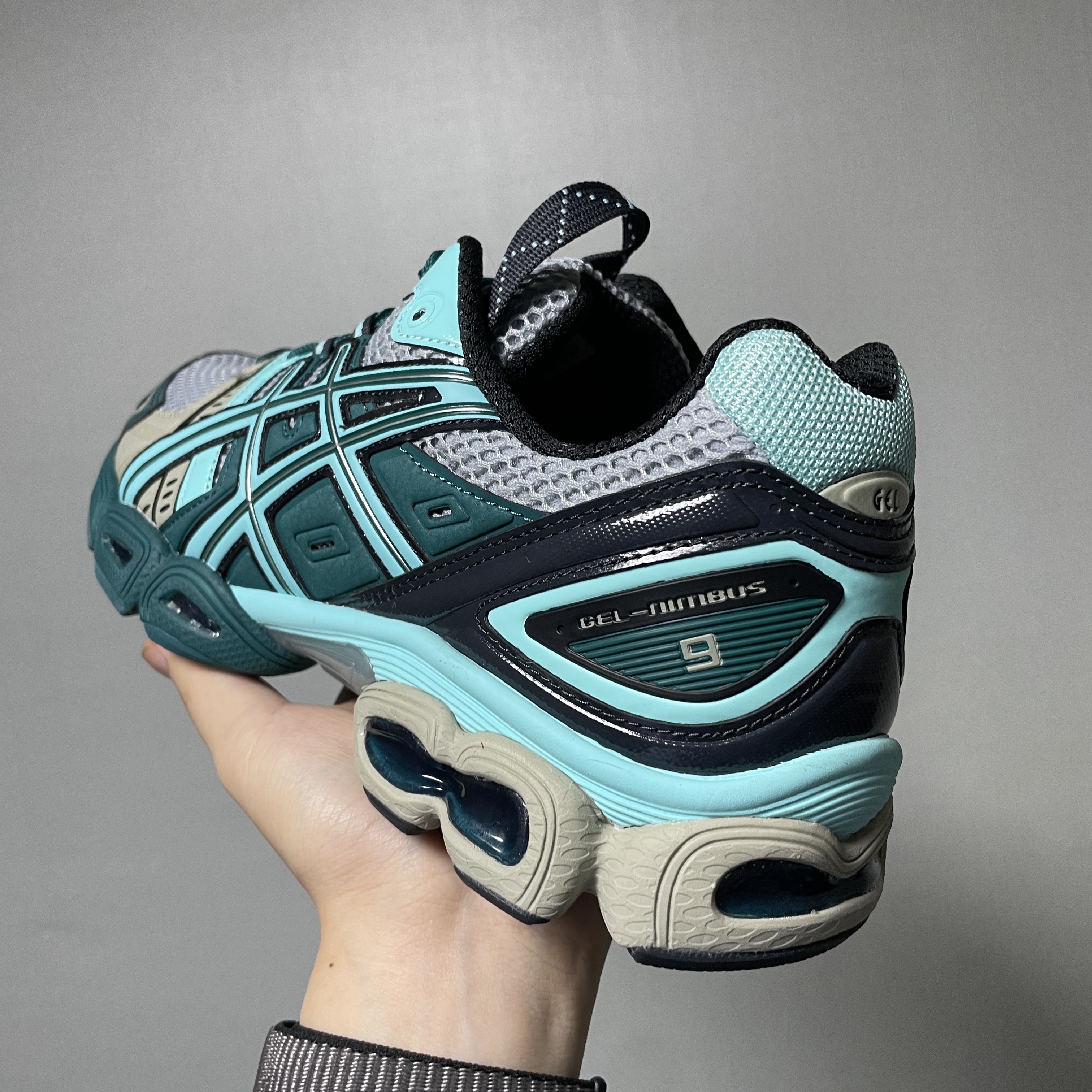 Asics UB3-S Gel-Nimbus 9 Piedmont Grey 착용 스타일 - 2