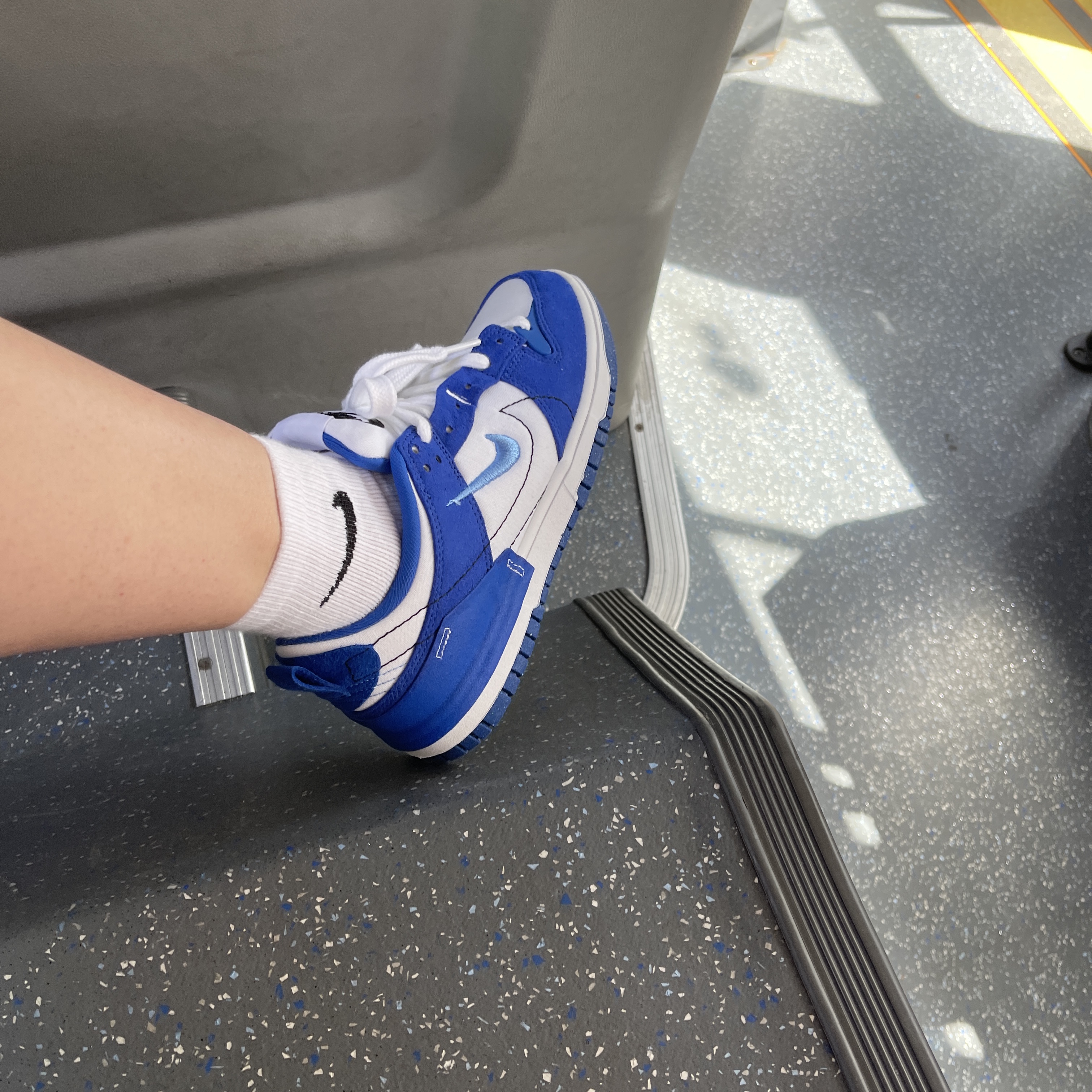 (W) Nike Dunk Low Disrupt 2 White and University Blue 착용 스타일 - 2