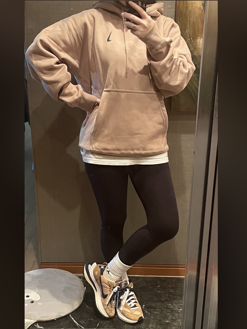 Nike x Billie Eilish NRG Fleece Hoodie Mushroom - Asia, Nike x Billie Eilish NRG Fleece Pants Mushroom - Asia 착용 스타일 - 3