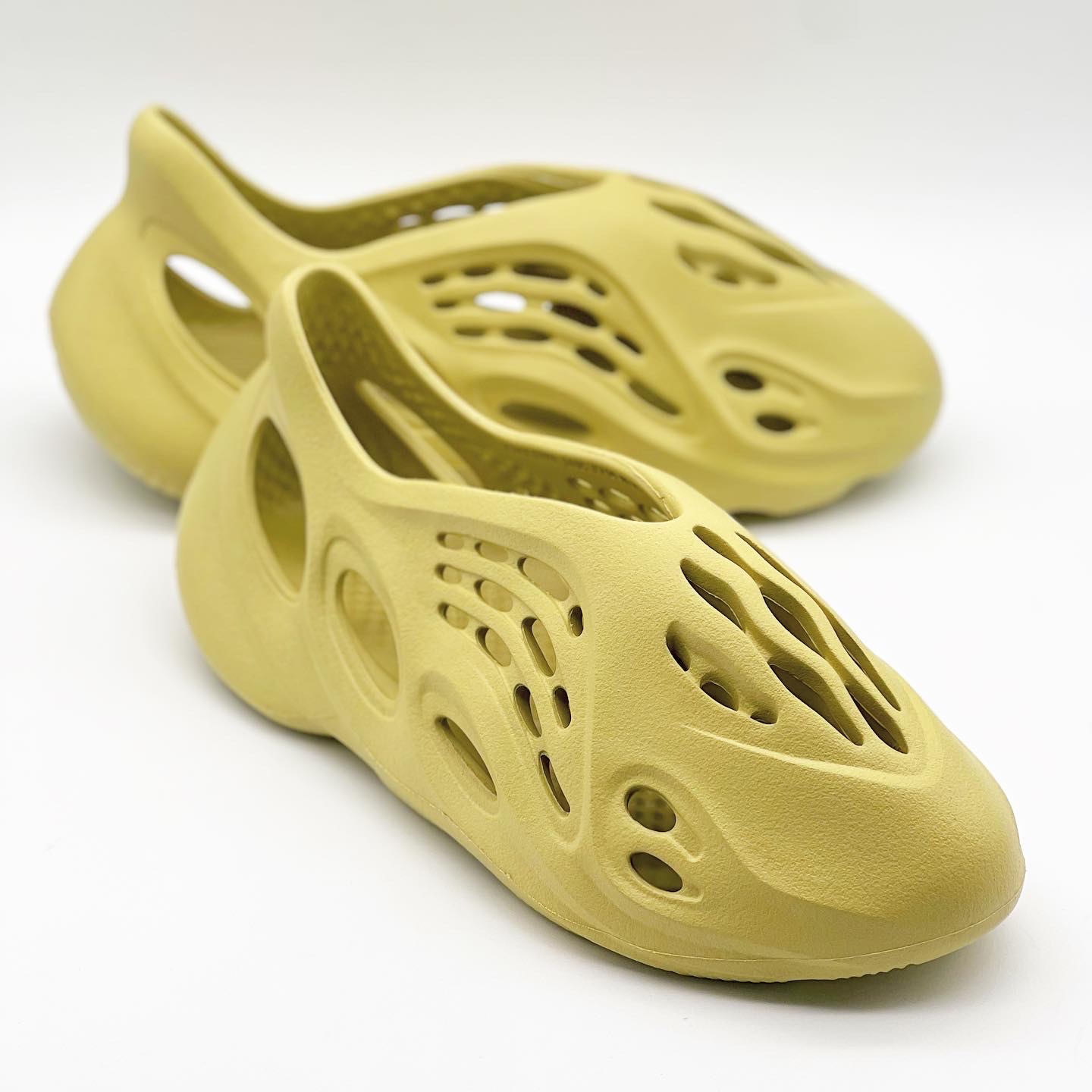 Adidas Yeezy Foam RNNR Sulfur 착용 스타일 - 2