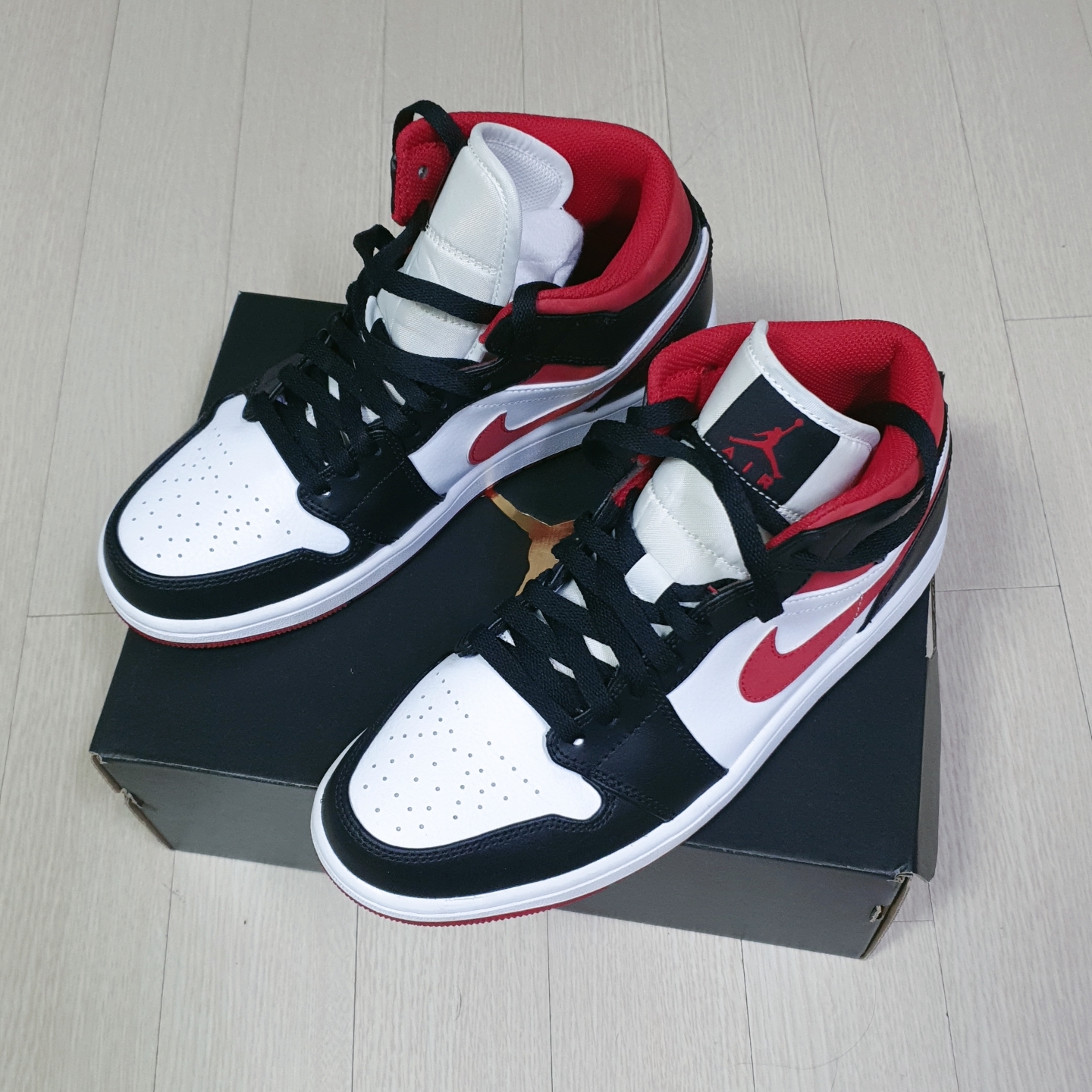 Jordan 1 Mid Gym Red Black White 착용 스타일
