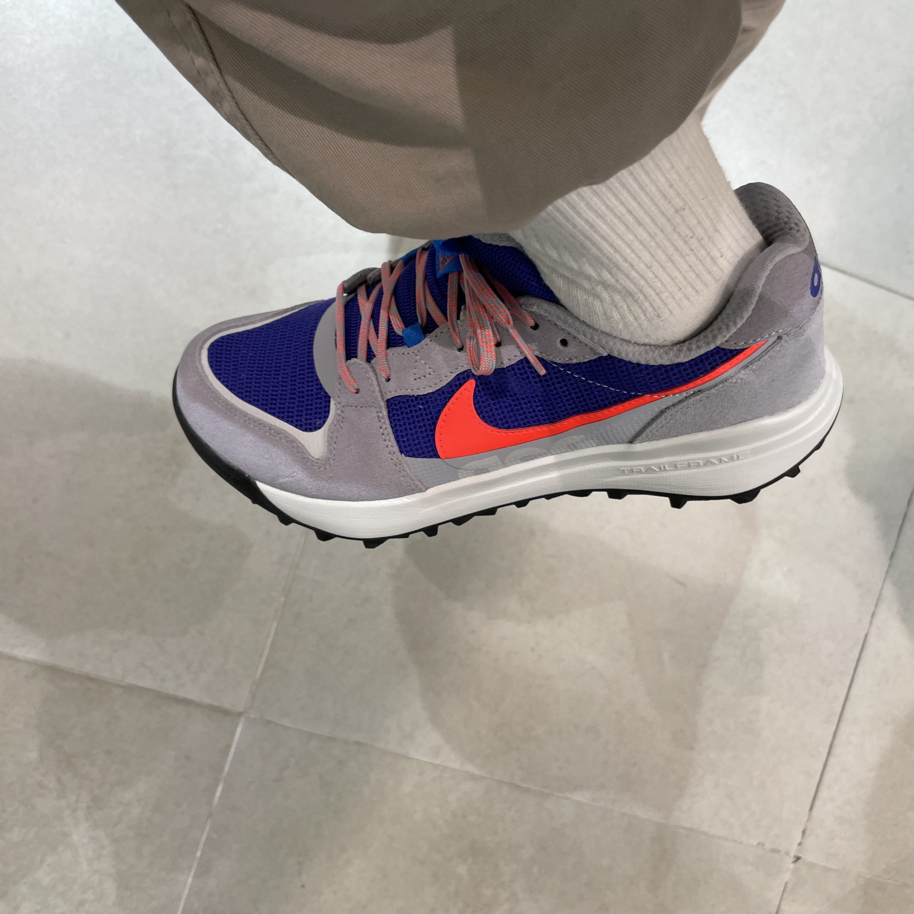 Nike ACG Lowcate Wolf Grey and Bright Crimson, Jordan 1 x Lance Mountain Low SB QS Desert Ore 착용 스타일 - 1