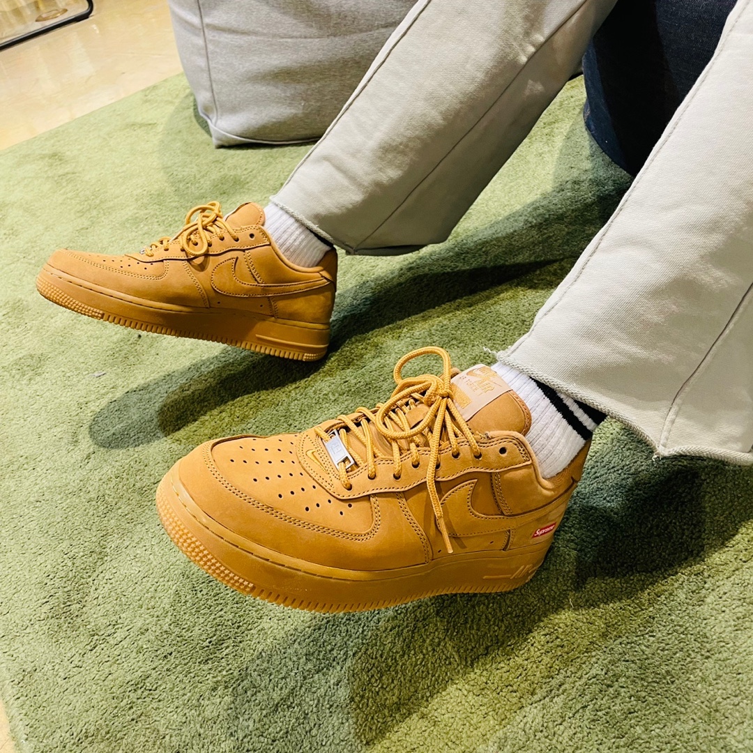 Nike x Supreme Air Force 1 Low Flax, Essentials x New Era Retro Crown Strapback Black 착용 스타일 - 1