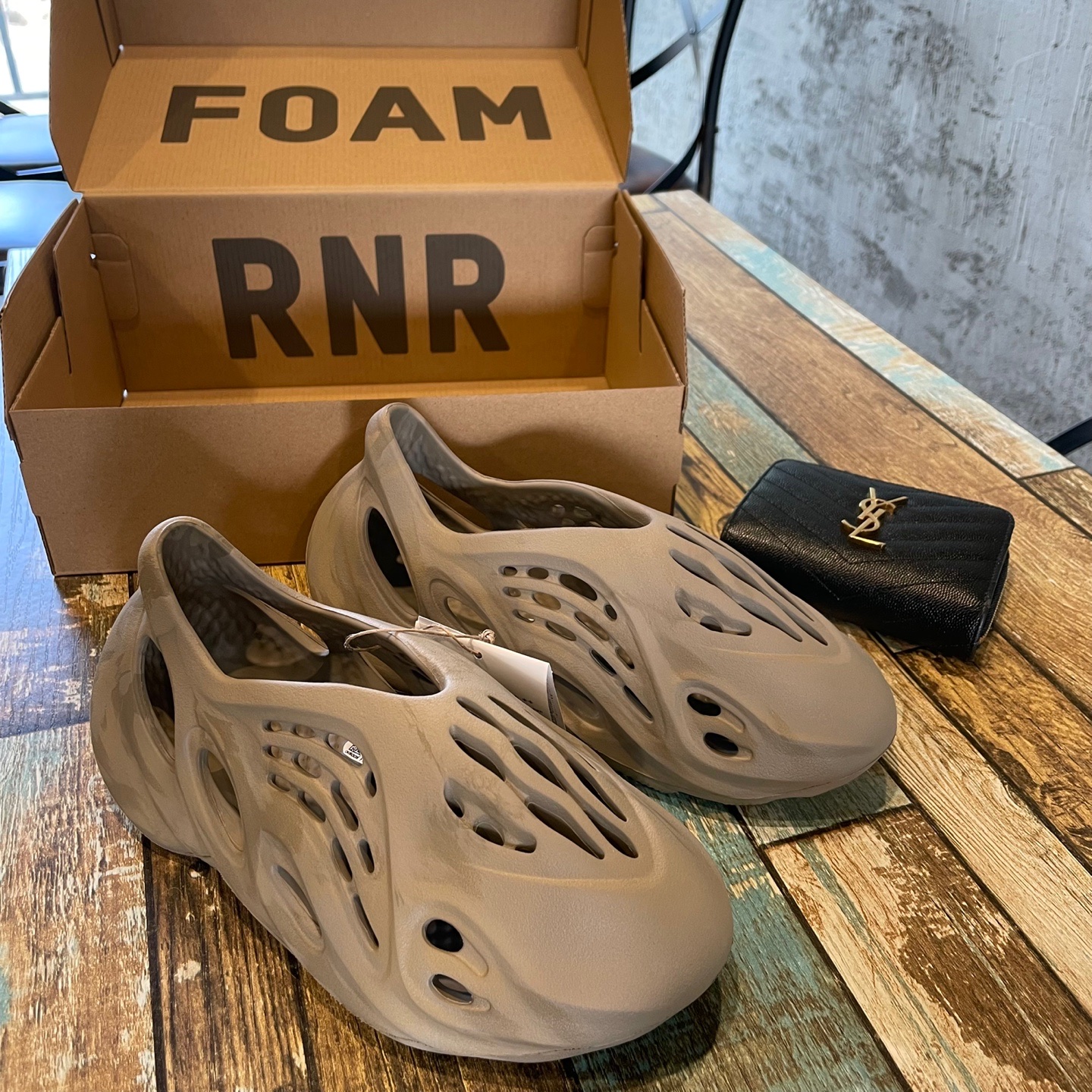 Adidas Yeezy Foam RNNR Stone Sage, Adidas Yeezy Boost 700 Wave Runner Solid Grey 2021/2022 착용 스타일 - 3