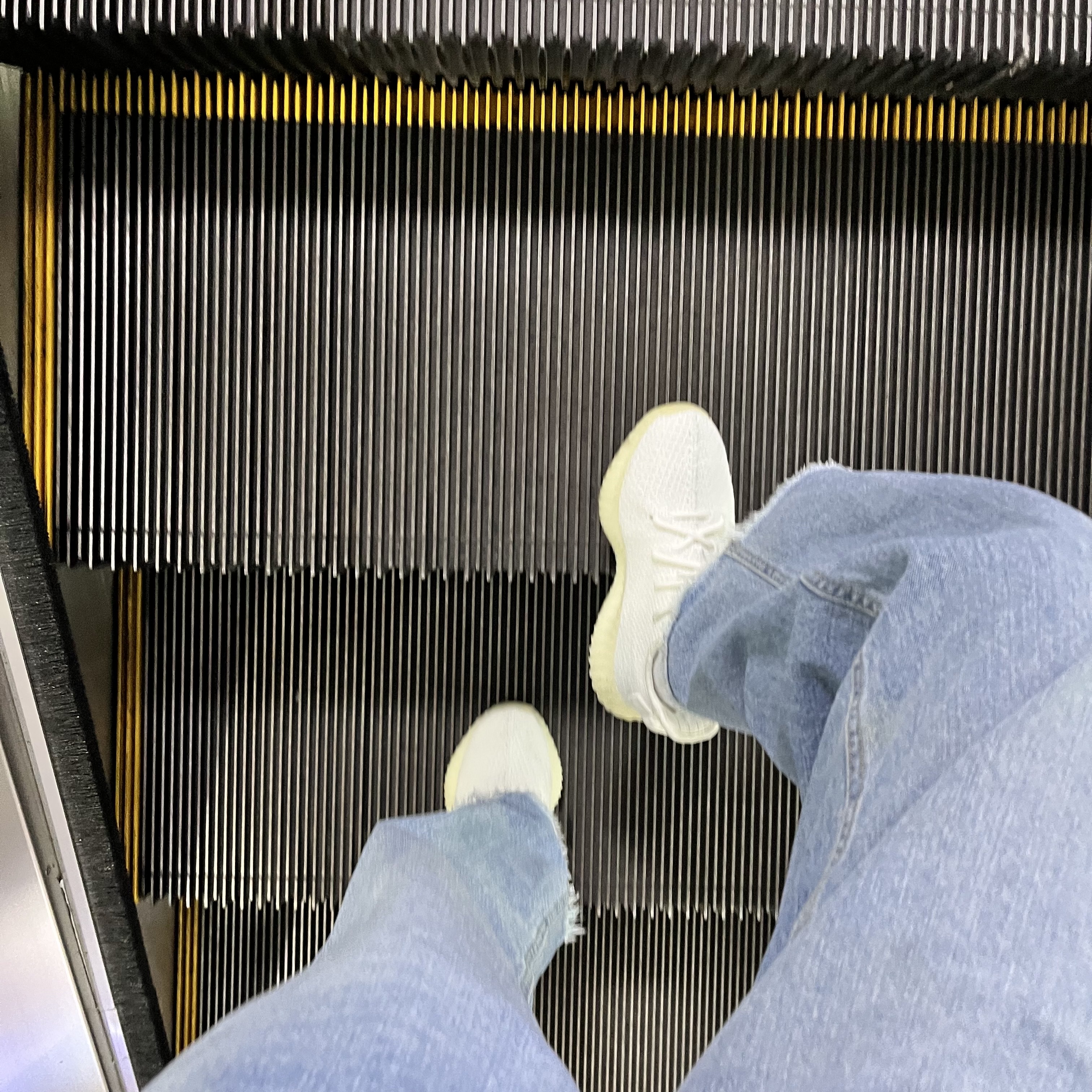 Adidas Yeezy Boost 350 V2 Cream/Triple White 착용 스타일