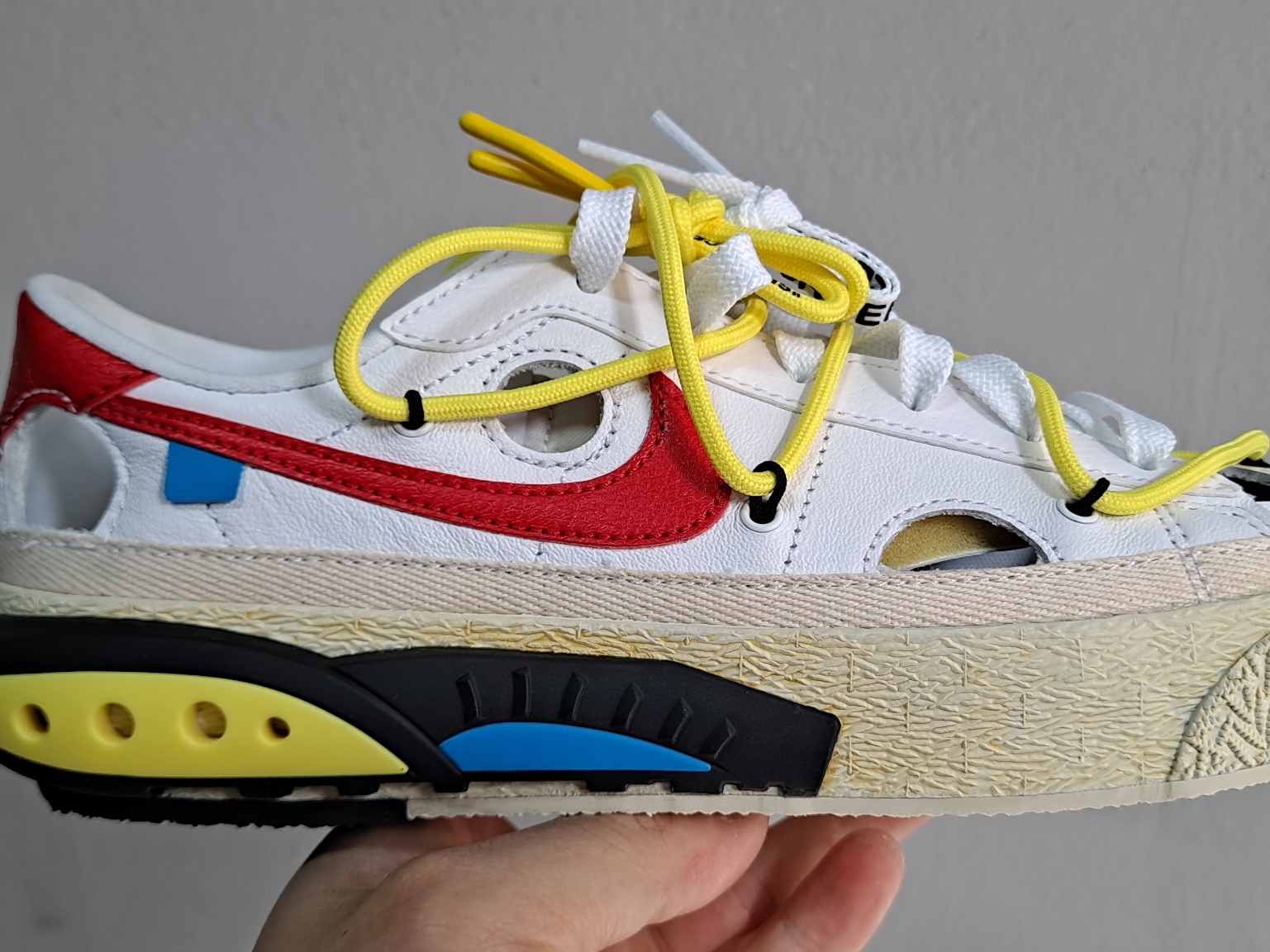 Nike x Off-White Blazer Low '77 White and University Red 착용 스타일 - 2