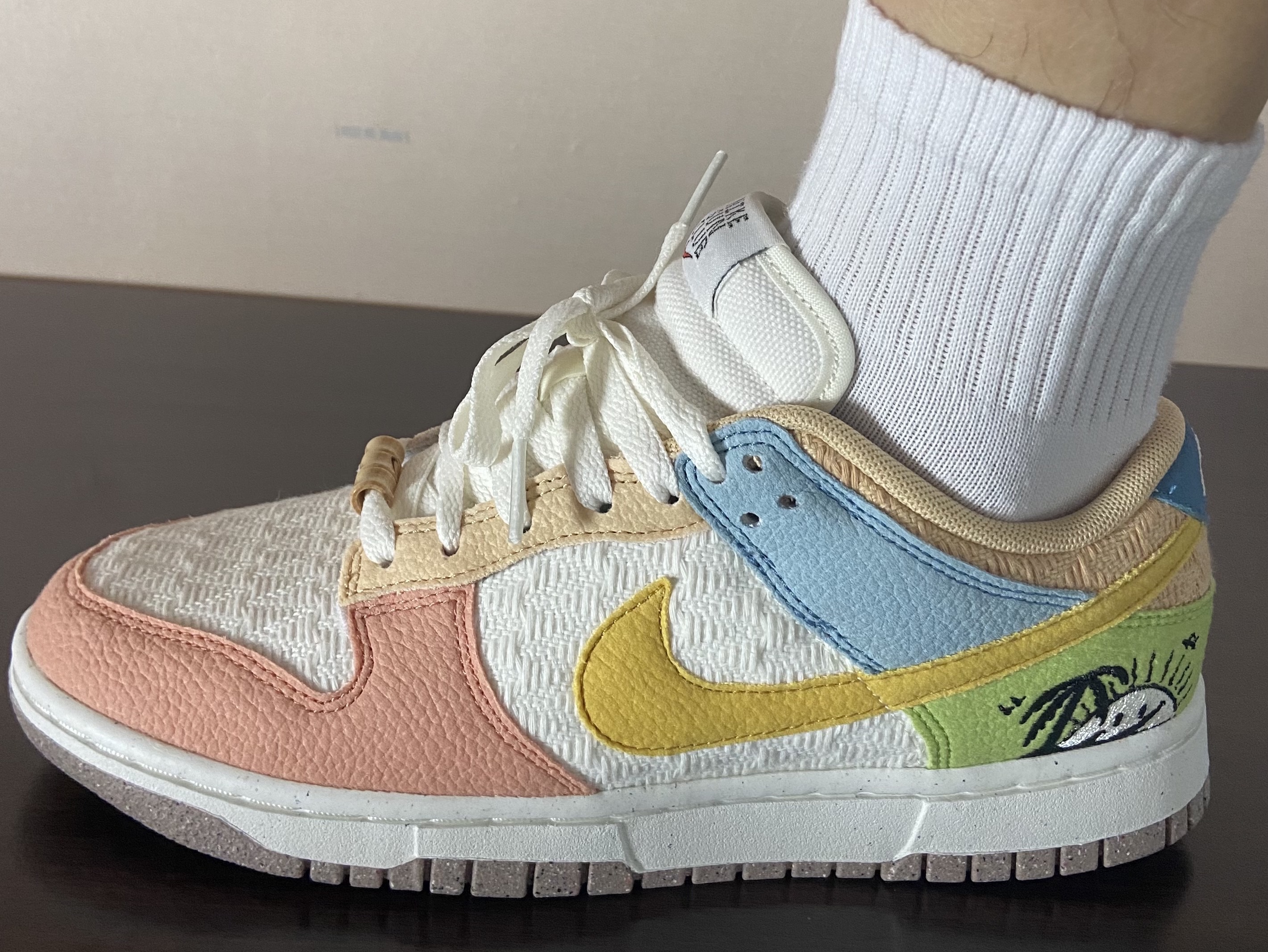 (W) Nike Dunk Low SE Sun Club Sanded Gold 착용 스타일