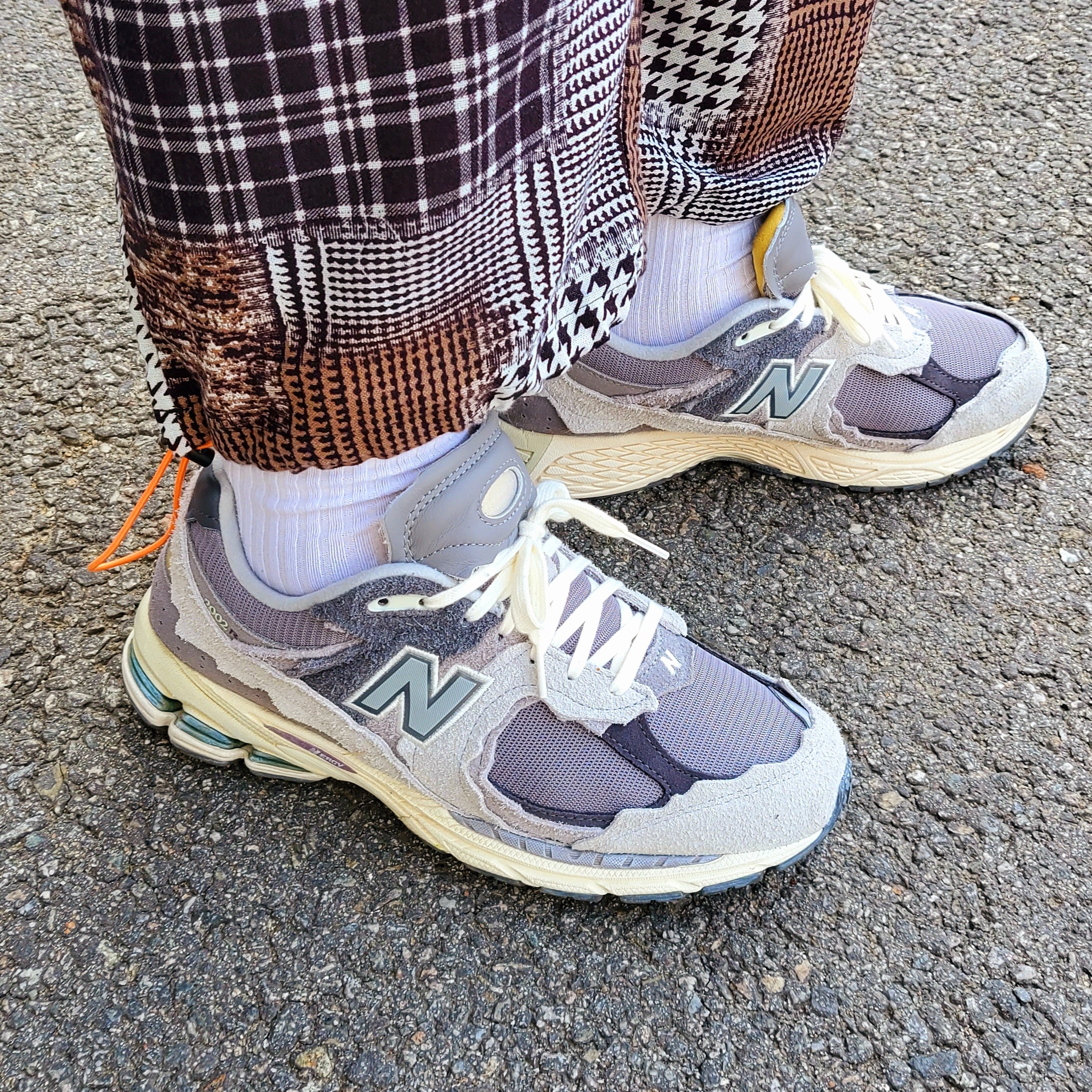 New Balance 2002R Protection Pack Rain Cloud 착용 스타일 - 1