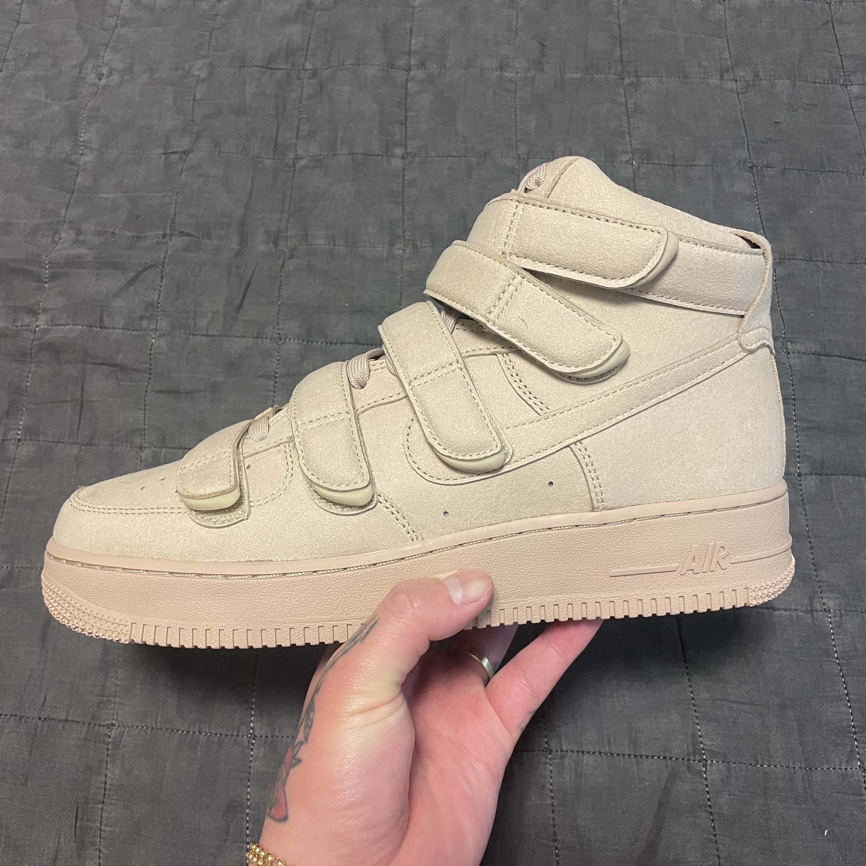 Nike x Billie Eilish Air Force 1 High '07 SP Mushroom 착용 스타일 - 4