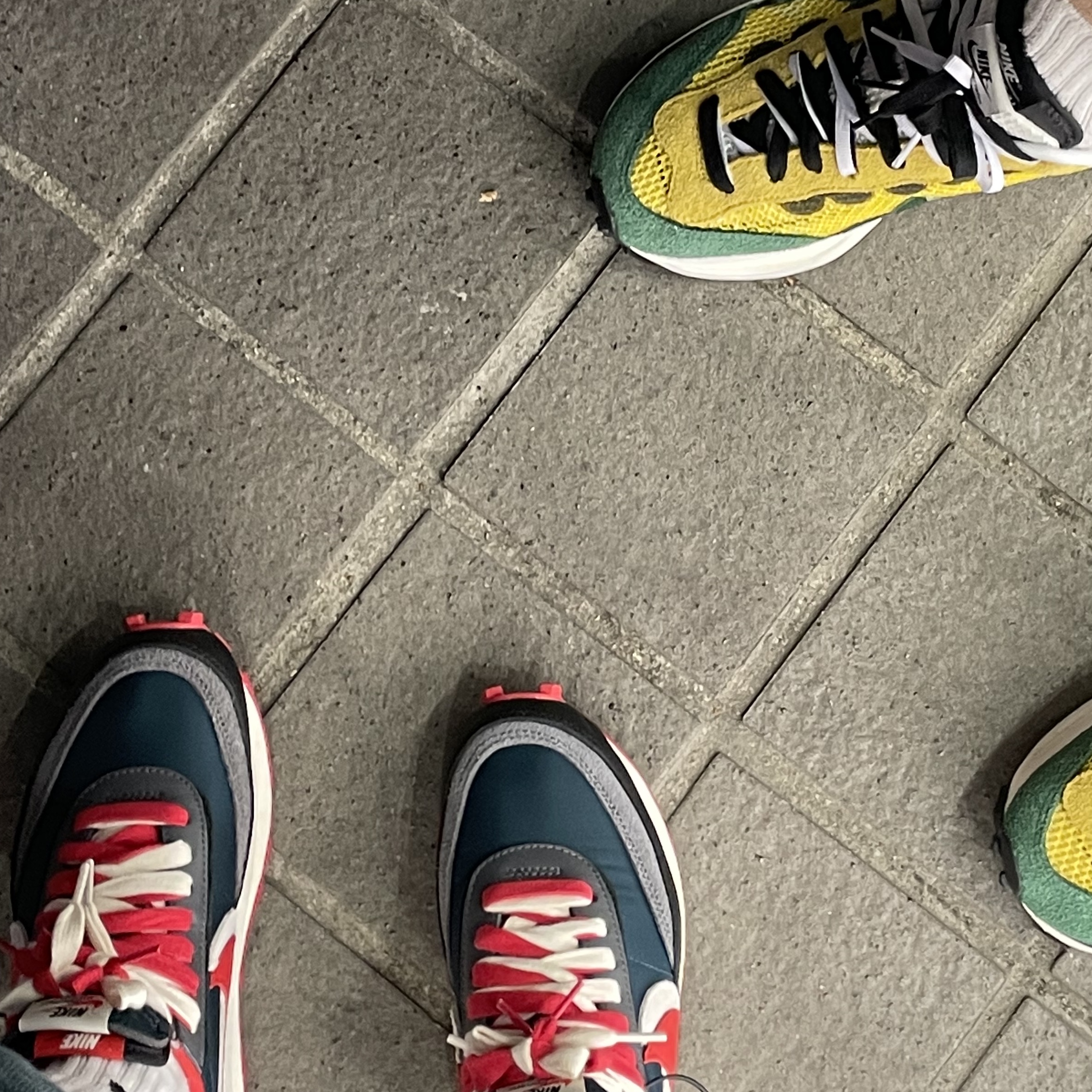 Nike x Sacai VaporWaffle Tour Yellow & Gorge Green Sail, Nike x Sacai x Undercover LDWaffle Midnight Spruce University Red 착용 스타일