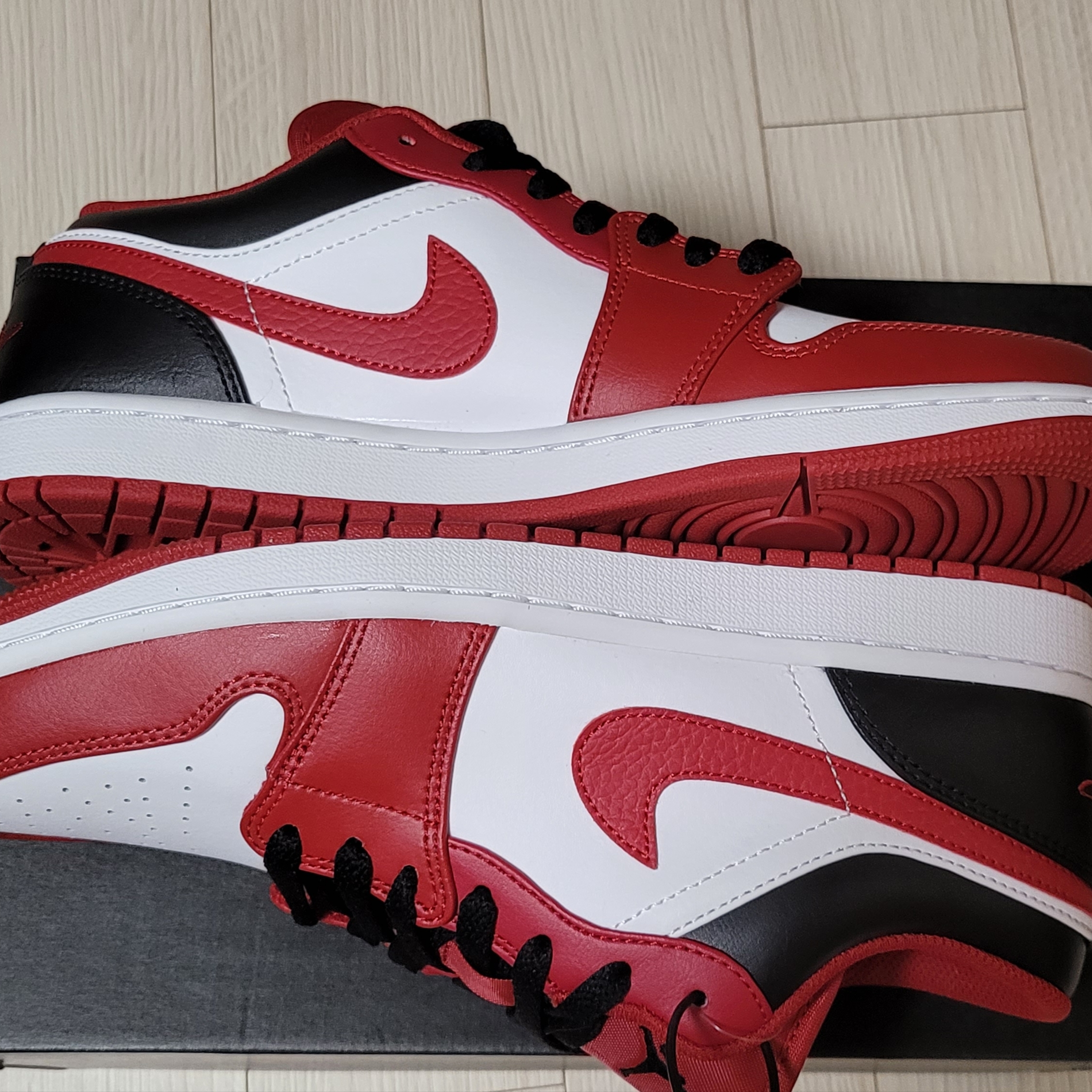 Jordan 1 Low White Gym Red Black 착용 스타일 - 2
