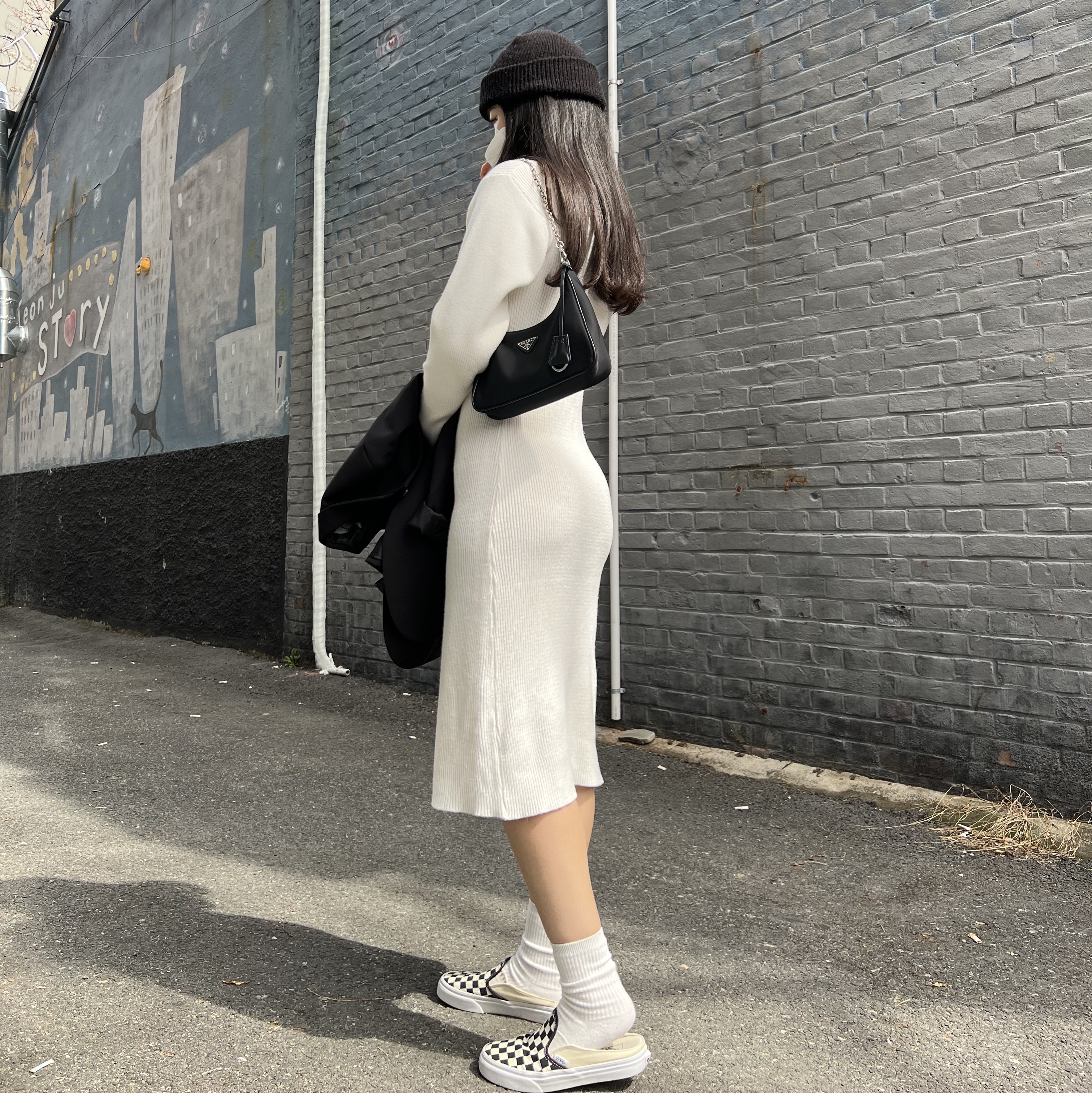 Vans Classic Slip-On Mule Checkerboard Black White, Prada Re-Edition 2005 Re-Nylon Shoulder Bag Black 착용 스타일 - 3