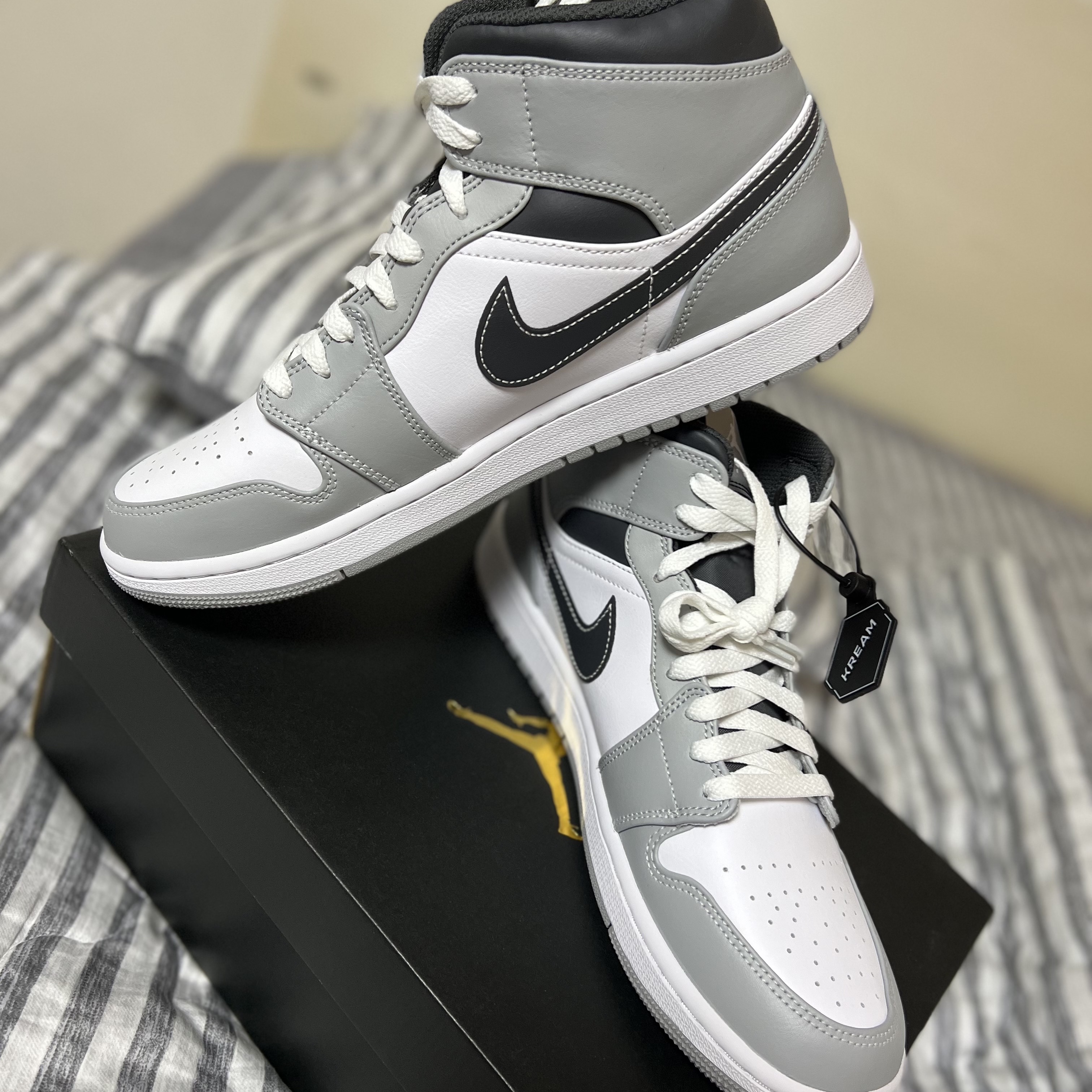 Jordan 1 Mid Light Smoke Grey Anthracite 착용 스타일 - 2
