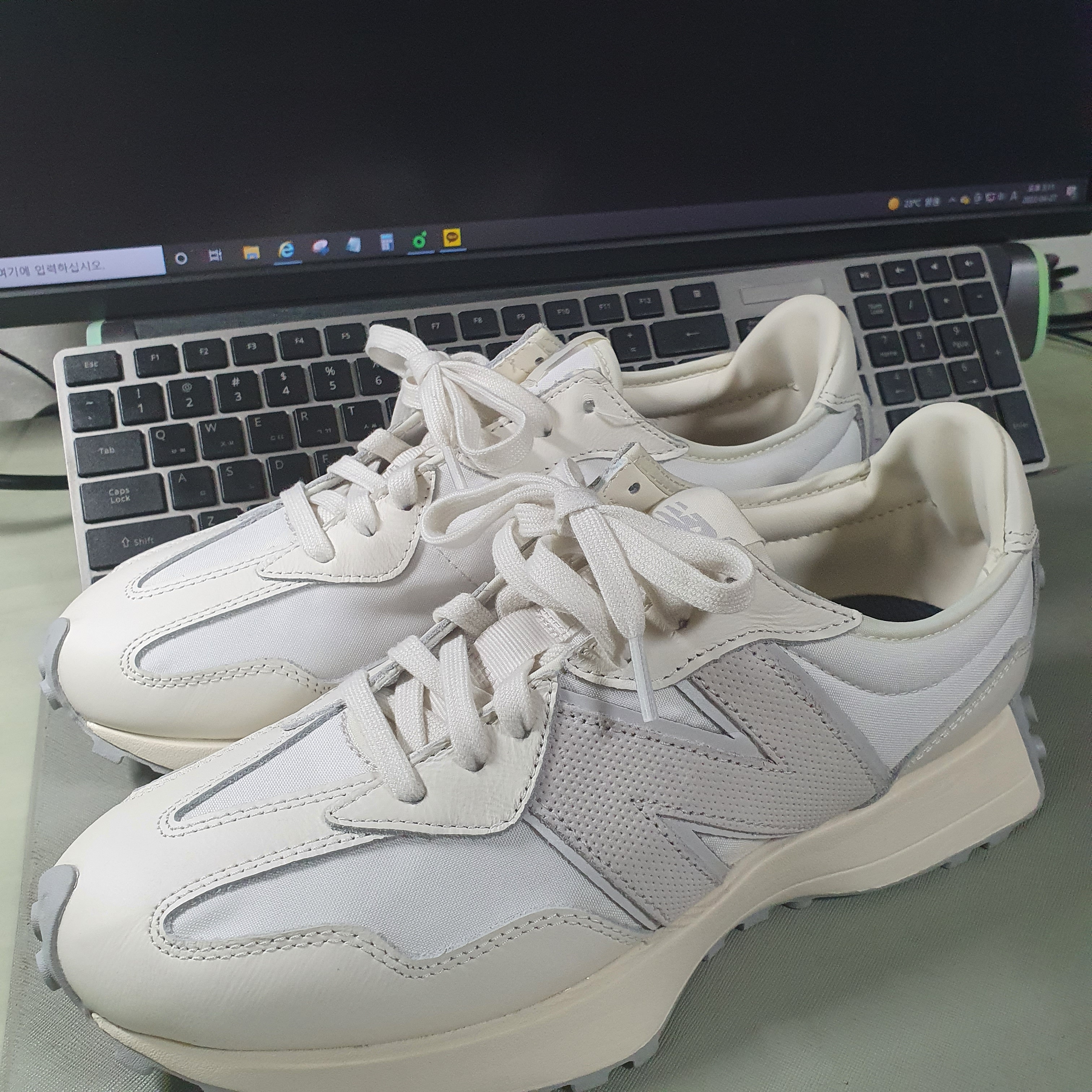 New Balance 327 Shifted White Pack 착용 스타일