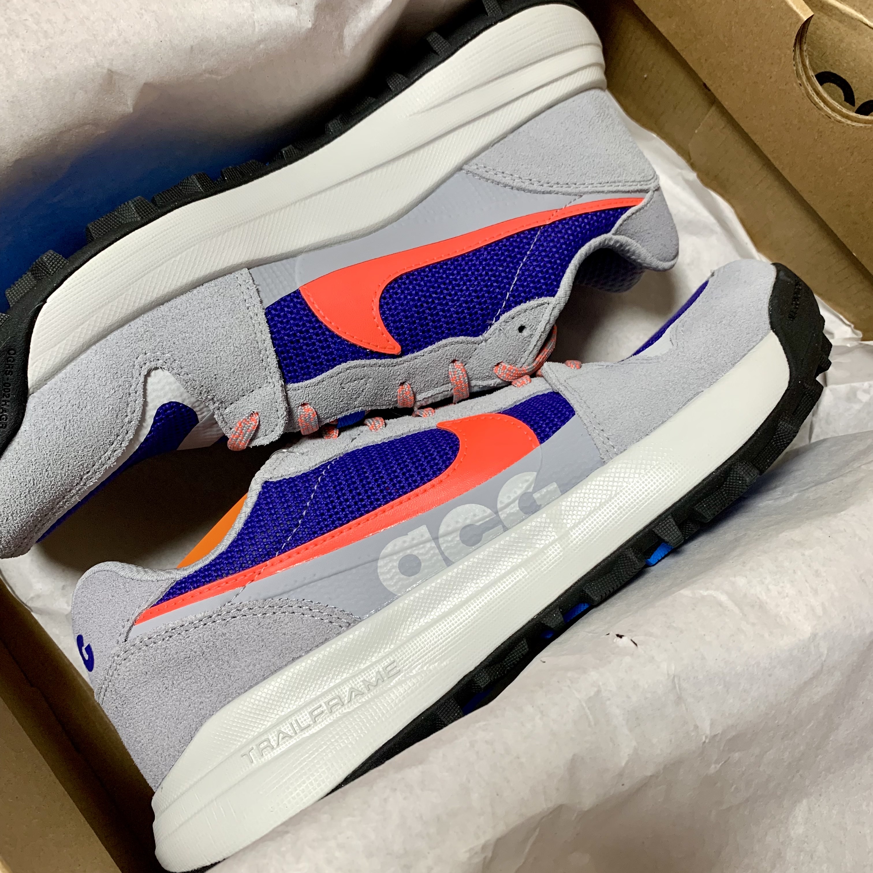 Nike ACG Lowcate Wolf Grey and Bright Crimson 착용 스타일