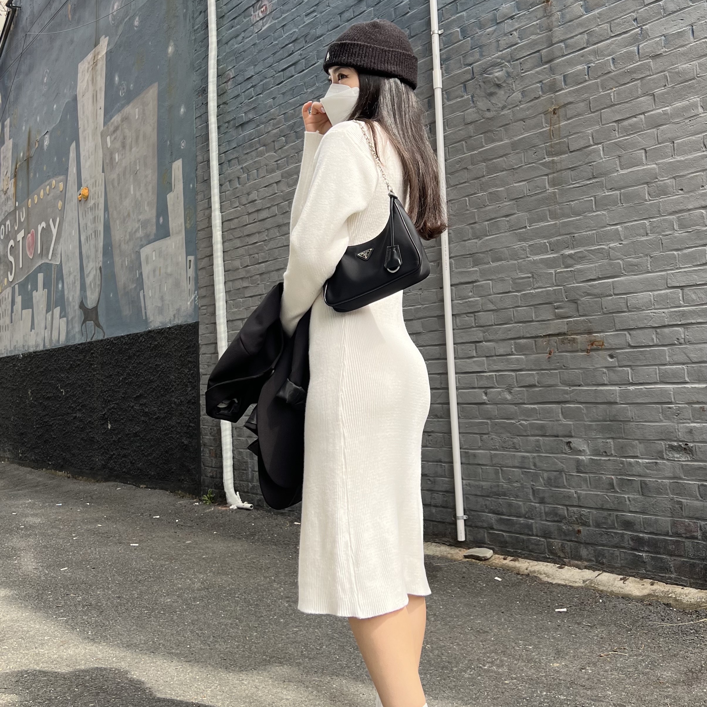 Vans Classic Slip-On Mule Checkerboard Black White, Prada Re-Edition 2005 Re-Nylon Shoulder Bag Black 착용 스타일 - 2