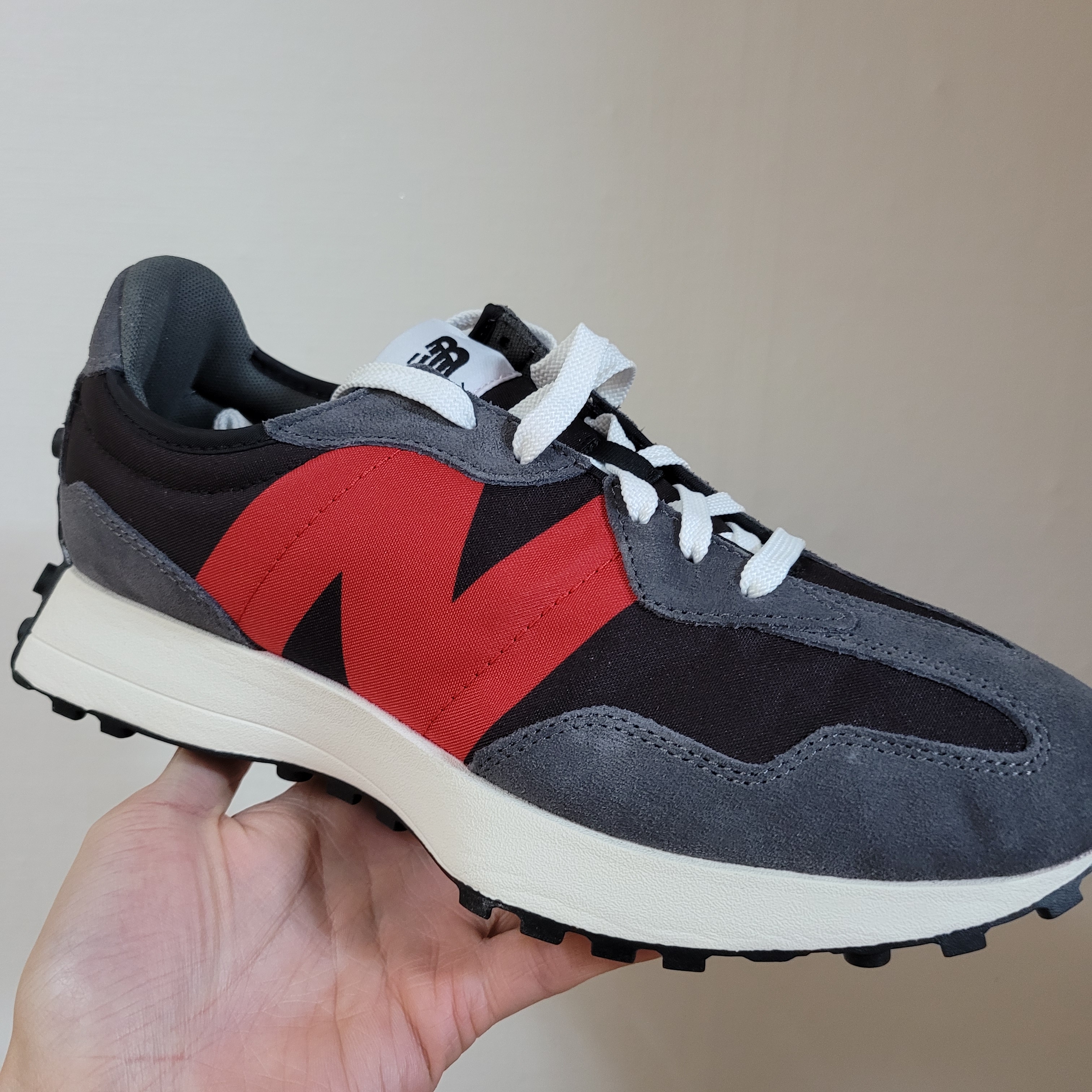 New Balance 327 Magnet Team Red 착용 스타일