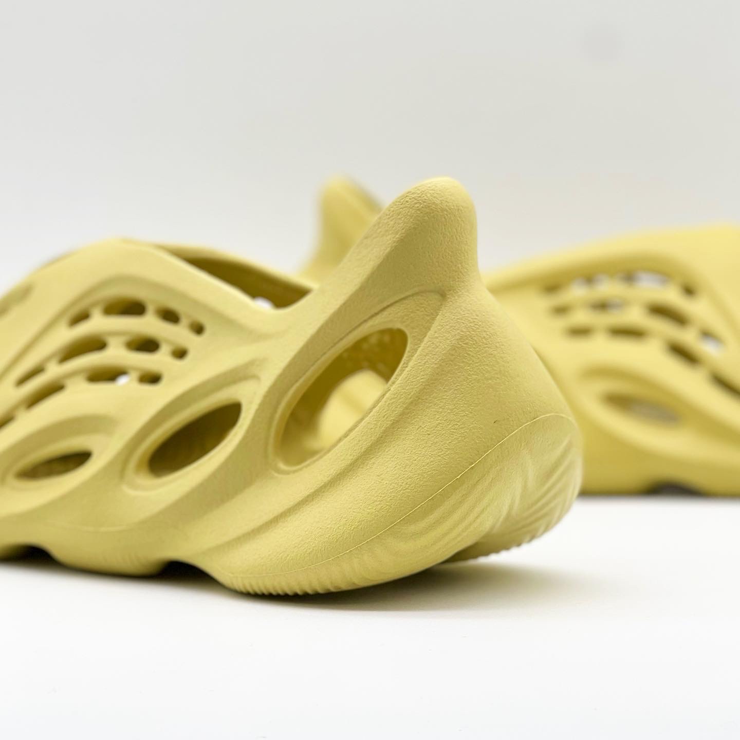 Adidas Yeezy Foam RNNR Sulfur 착용 스타일 - 3