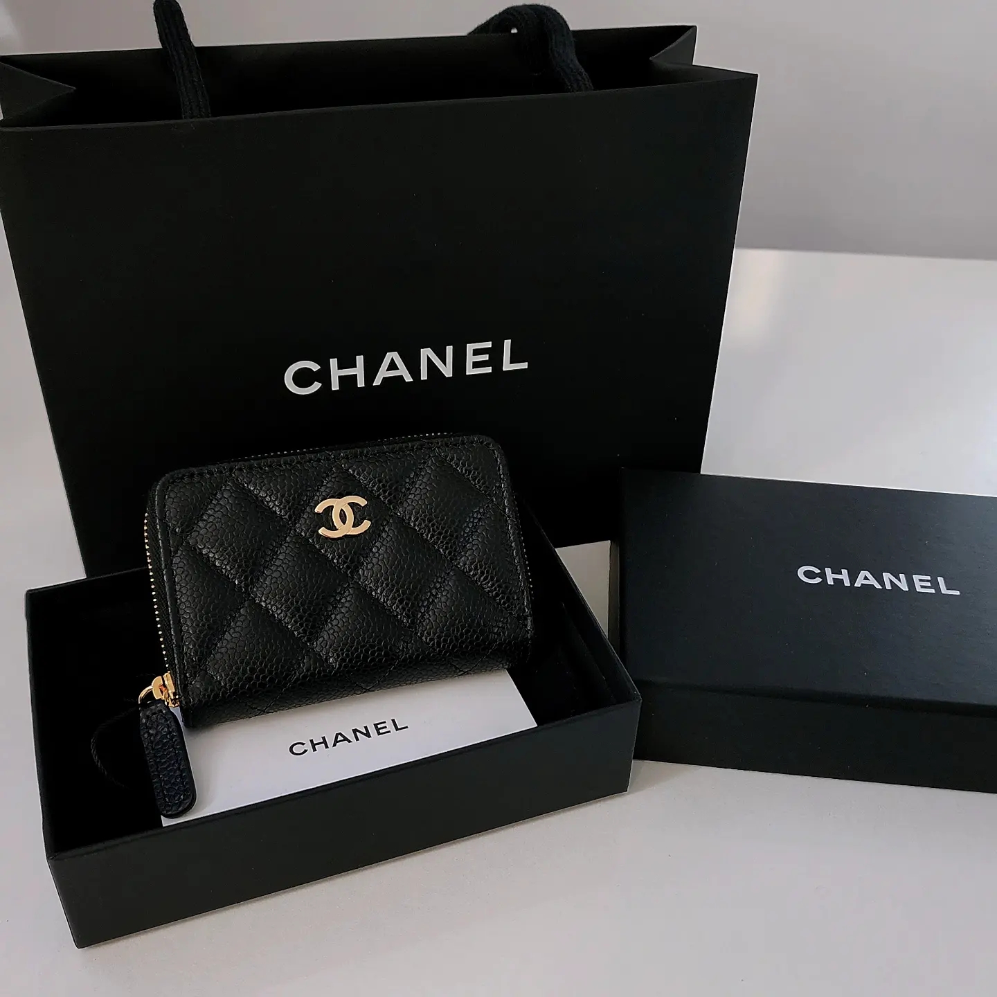 Chanel Classic Zipped Coin Purse Grained Calfskin & Gold Black 착용 스타일 - 1
