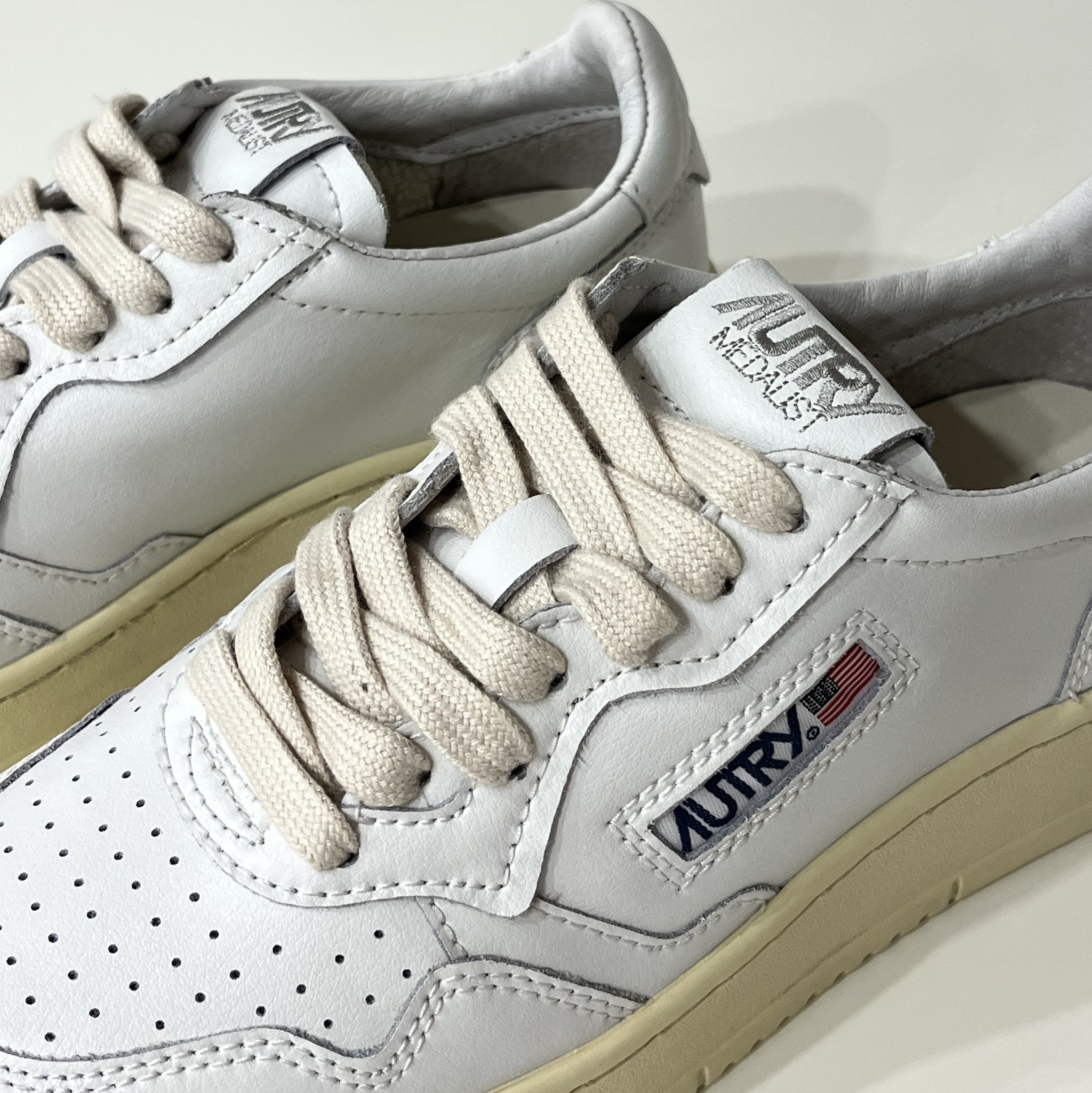 (W) Autry Medalist Low Leather Sneakers White 착용 스타일 - 2